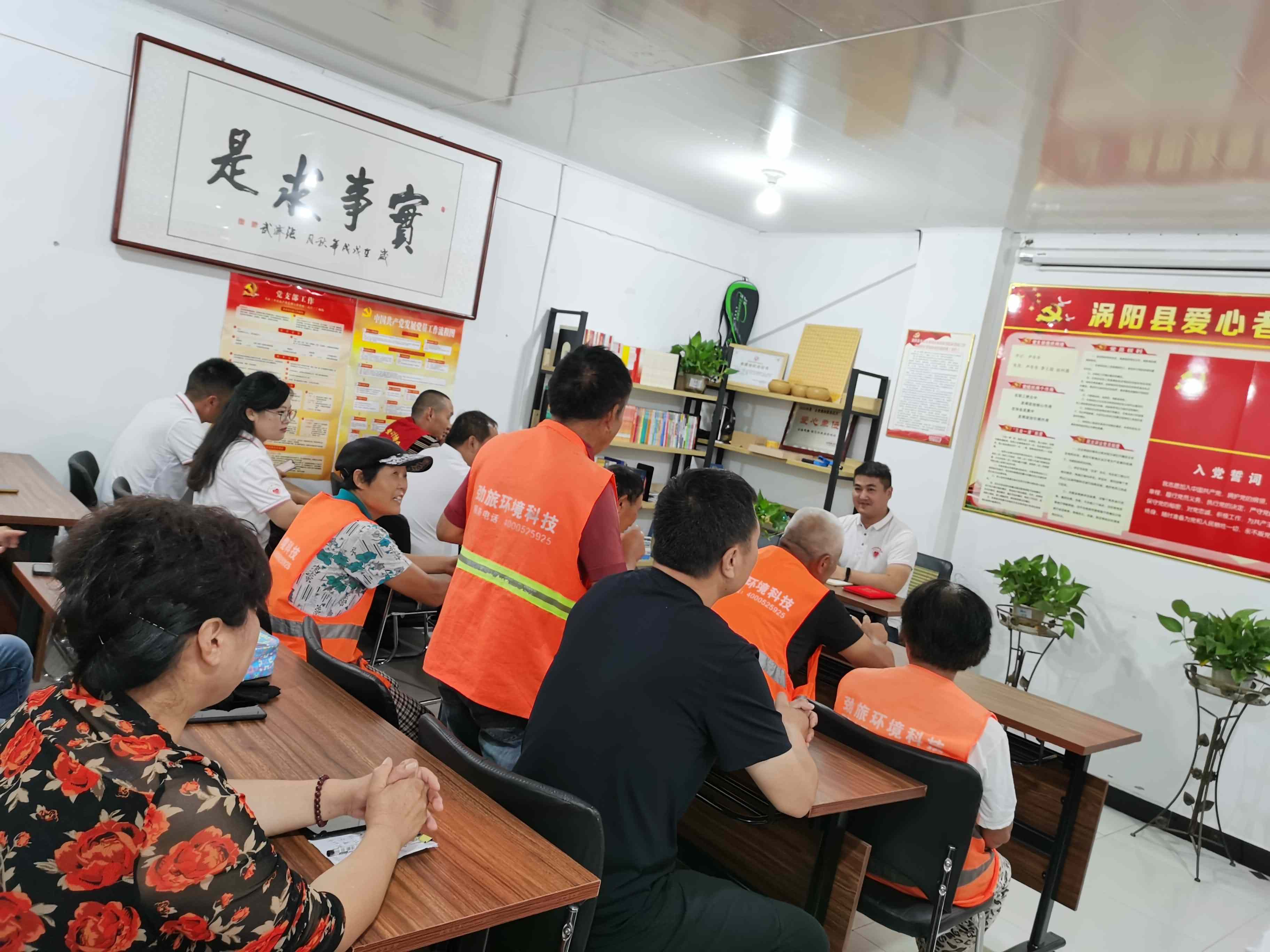 2环卫工人在发言.jpg