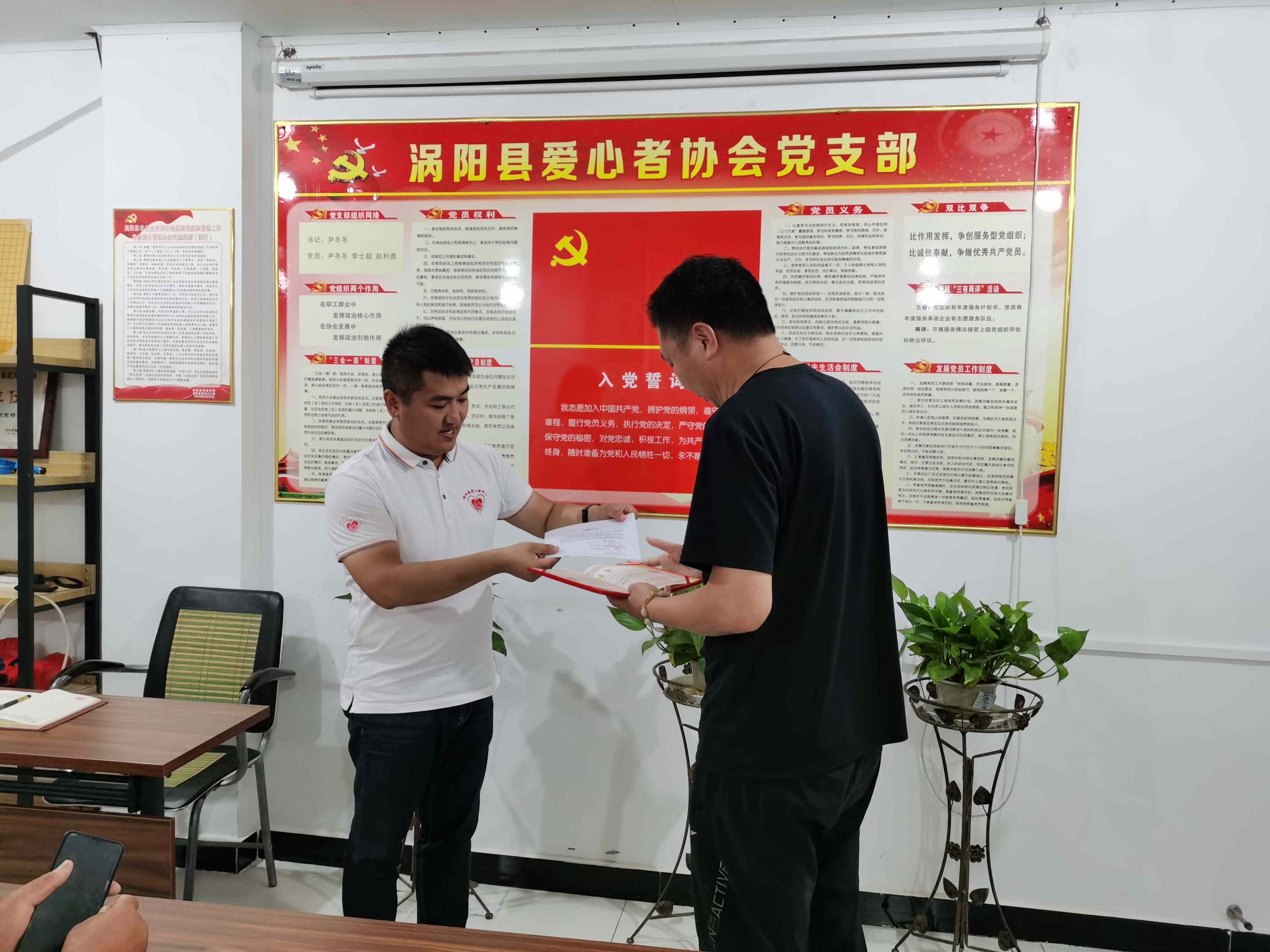 3为爱心单位颁发荣誉证书和捐赠证明.jpg