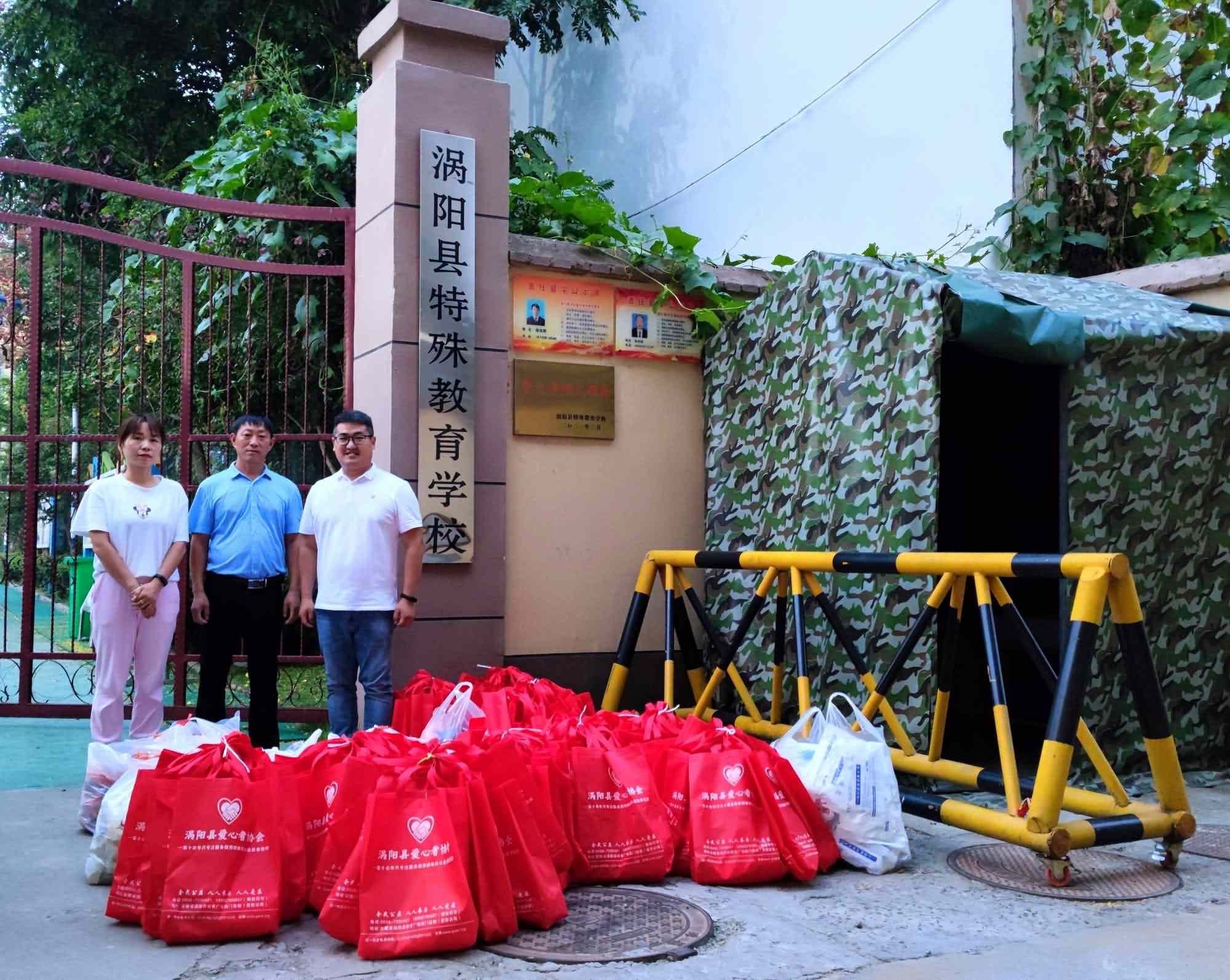 1送物资到学校门口.jpg