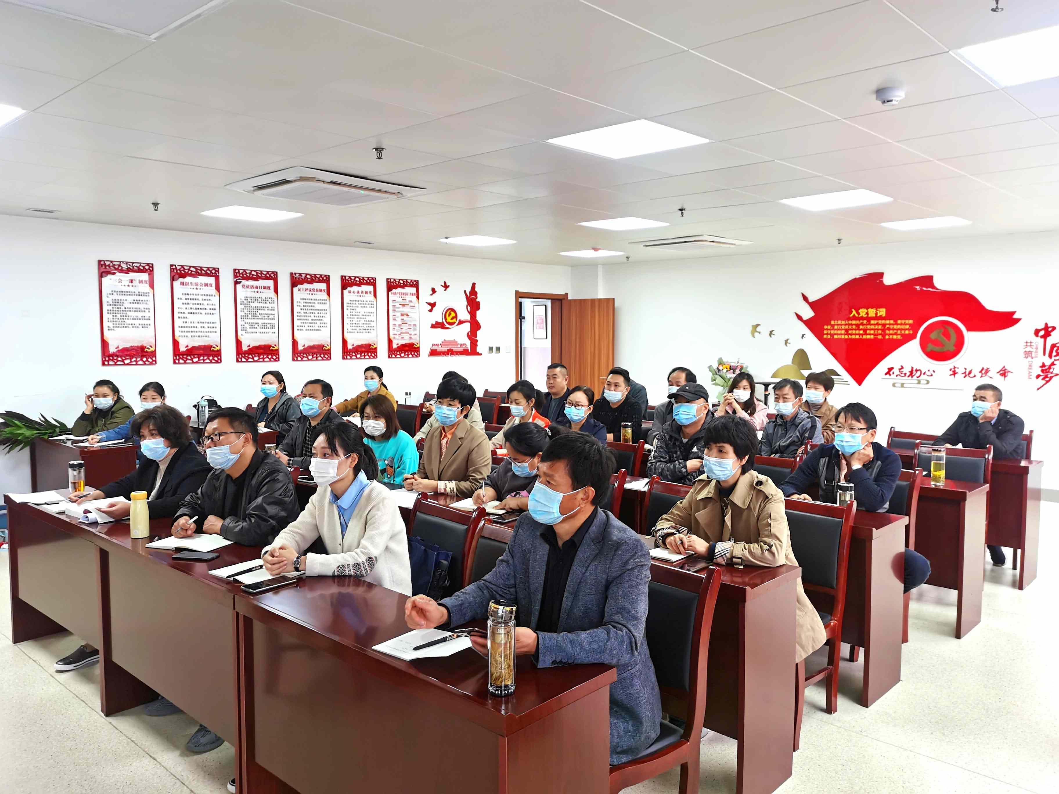 4学员在认真做笔记.jpg