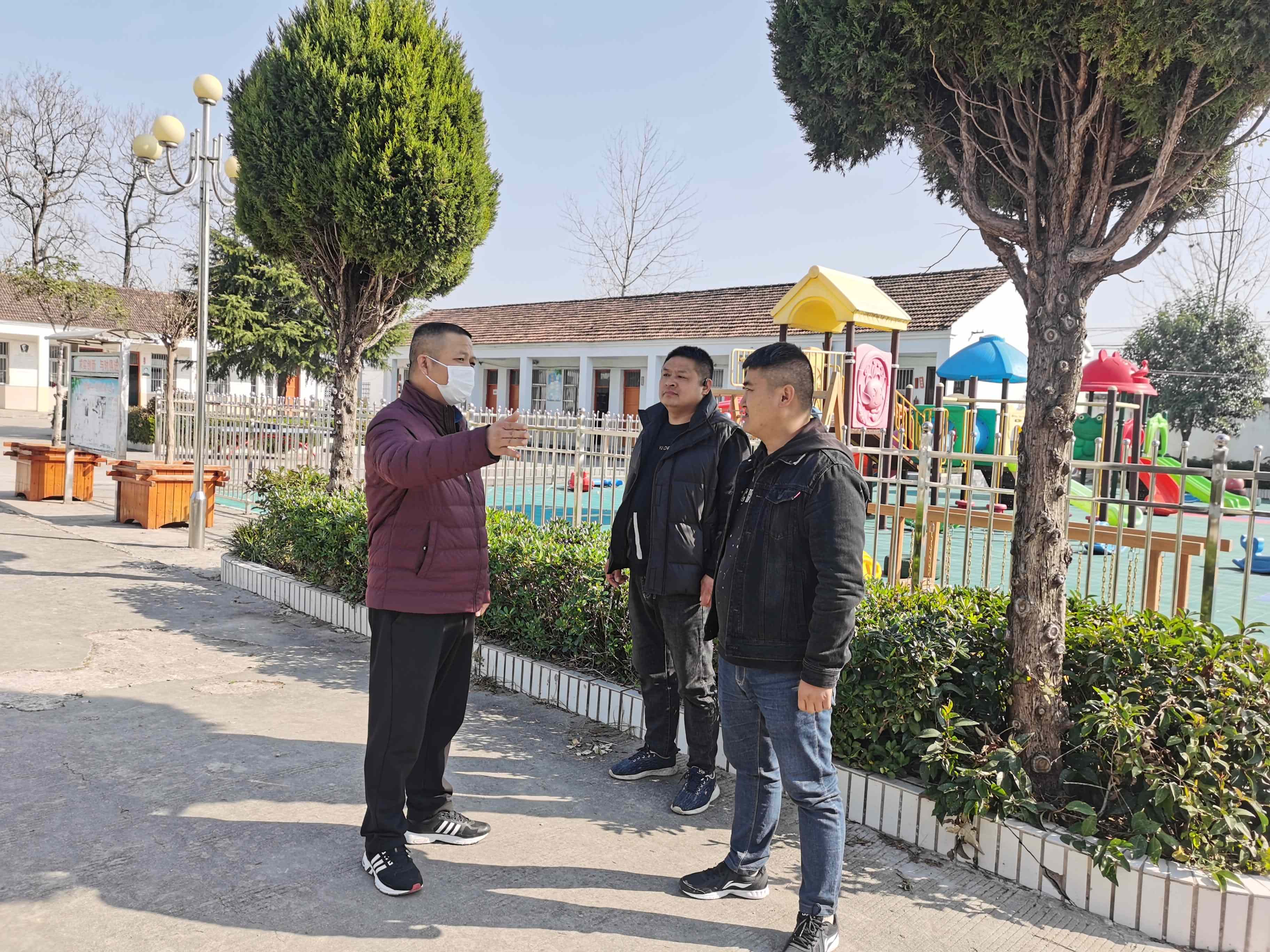 与学校工作人员了解情况.jpg