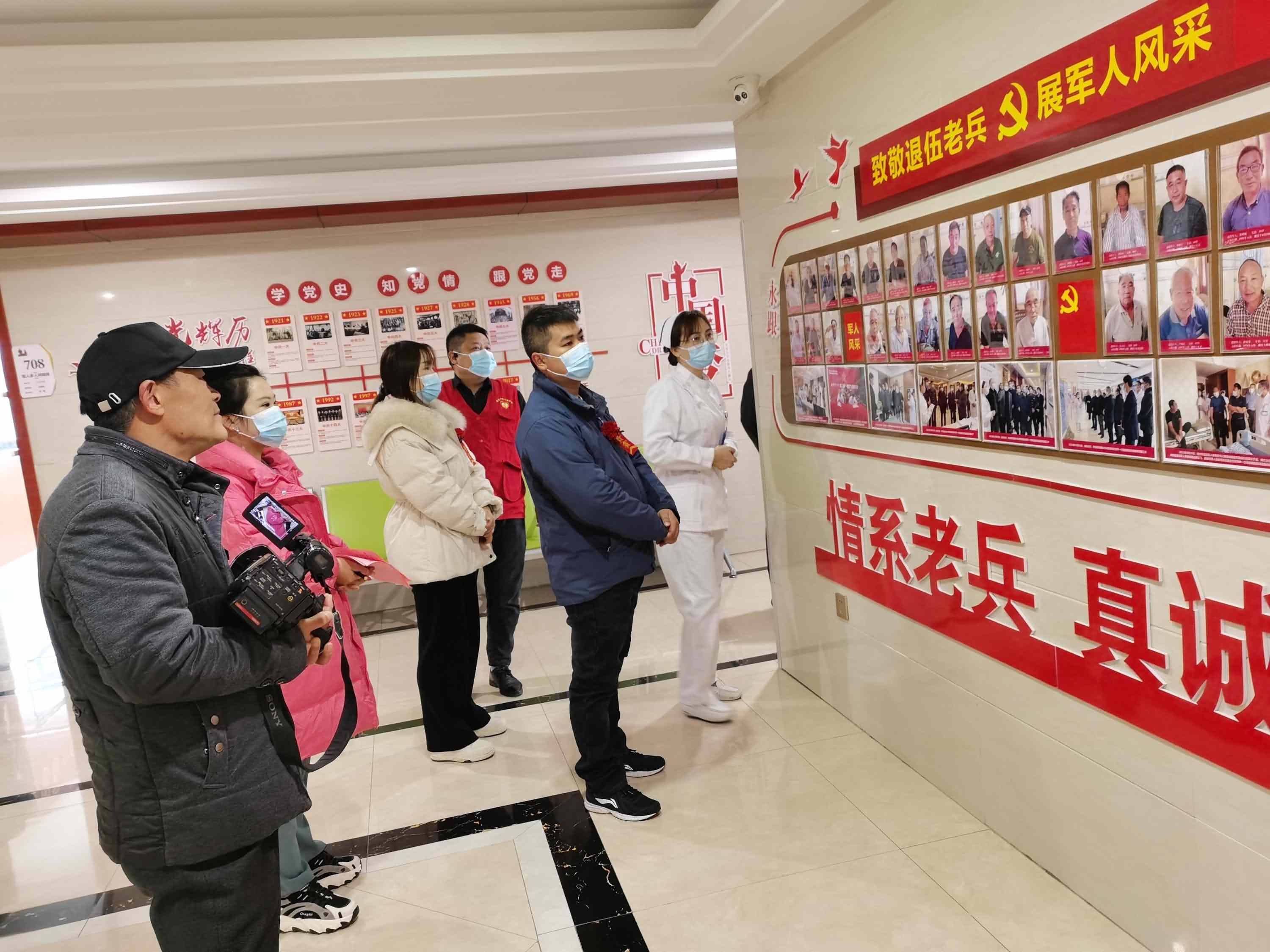 1大家在参观医院.jpg