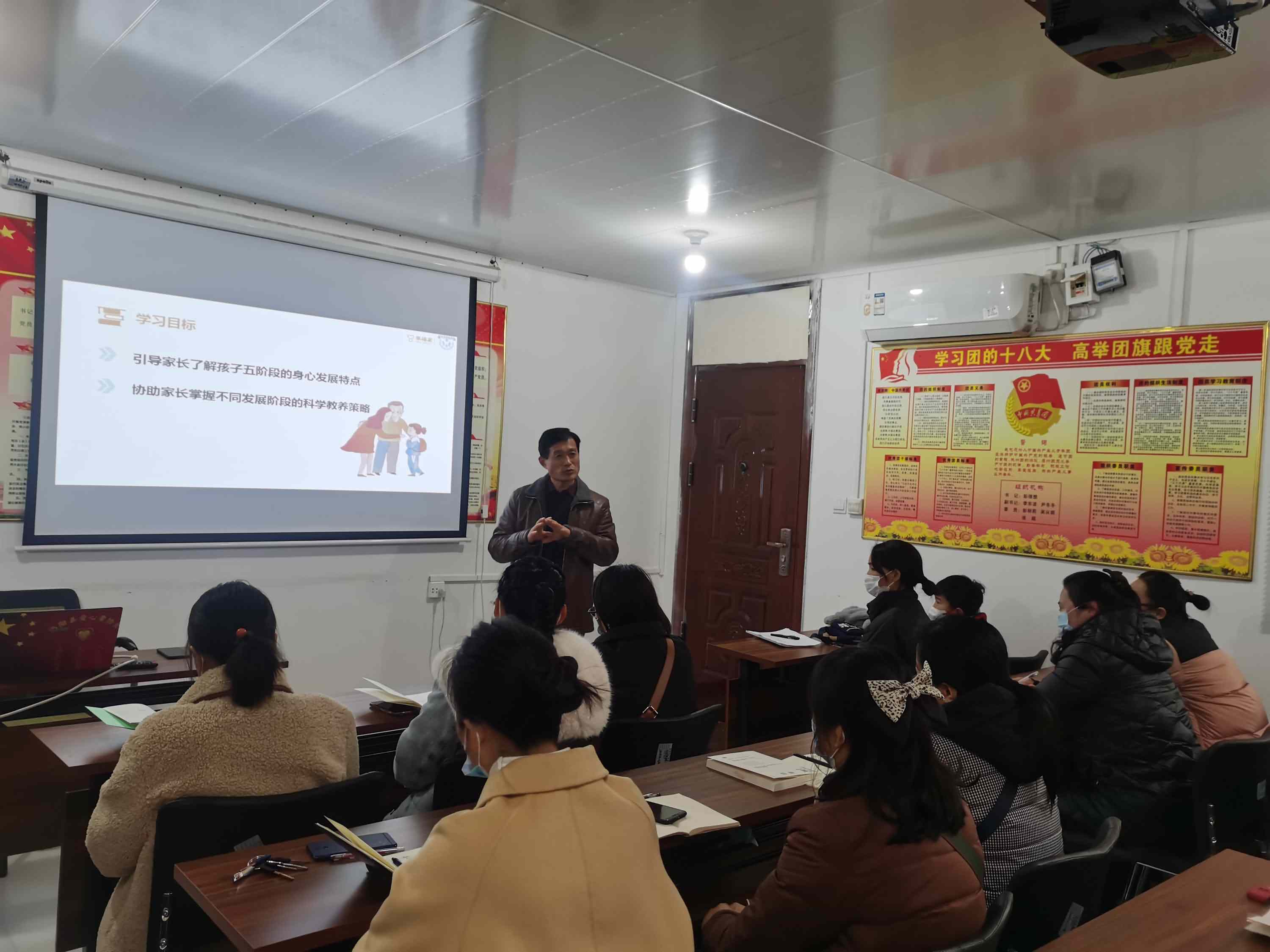 1刘老师细心讲解中.jpg