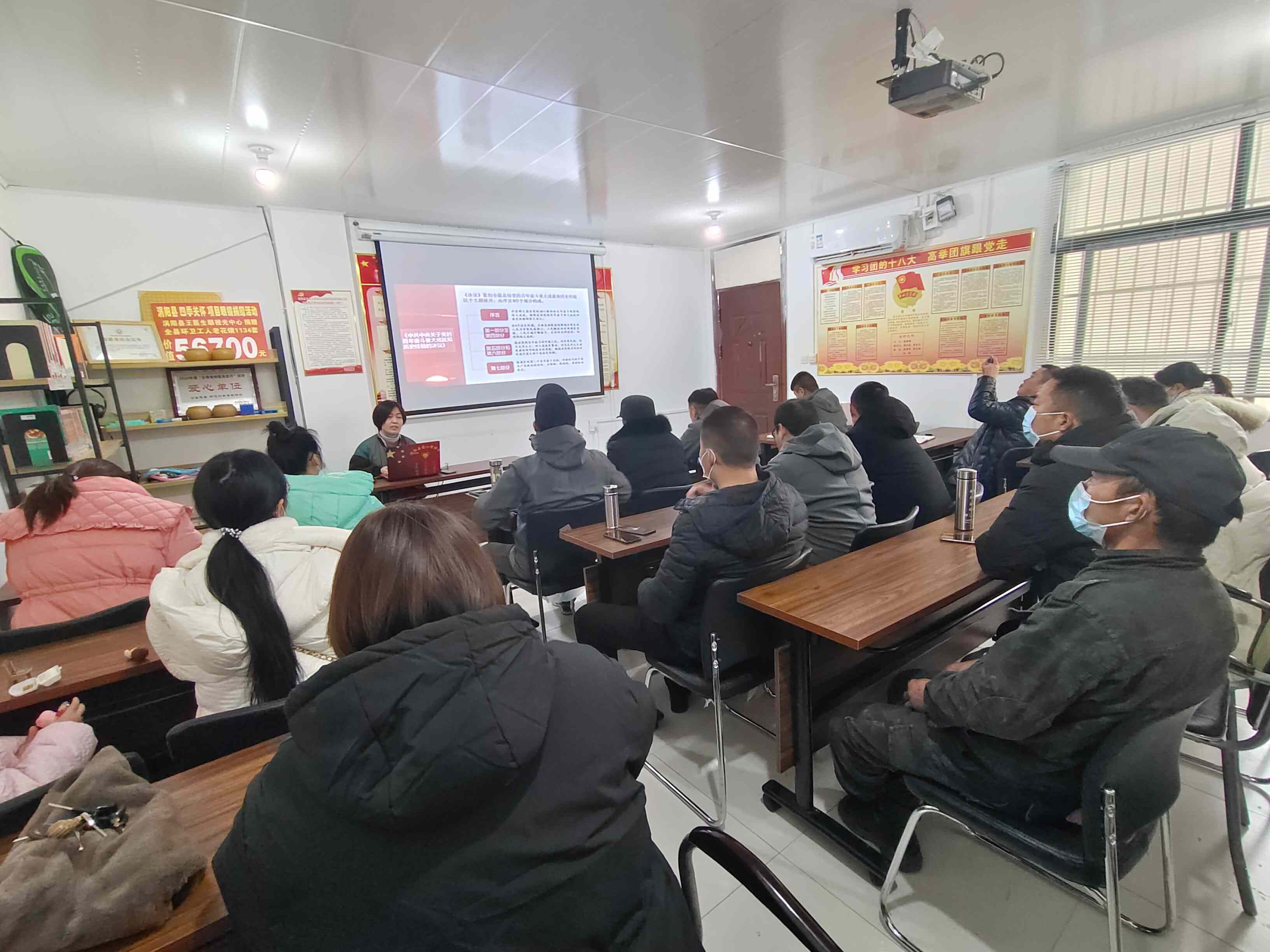 1老师授课中.jpg