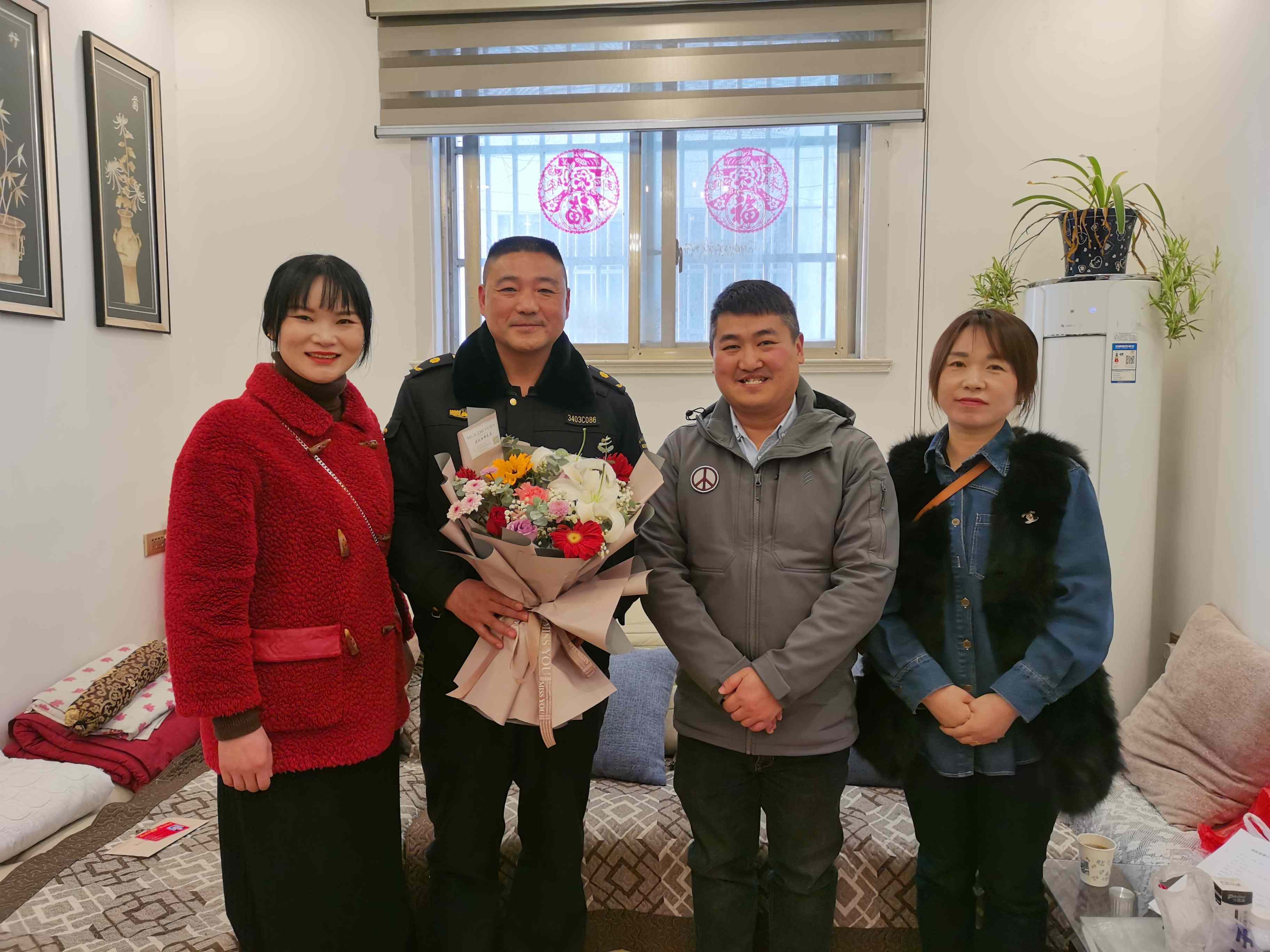 3与慰问对象合影.jpg