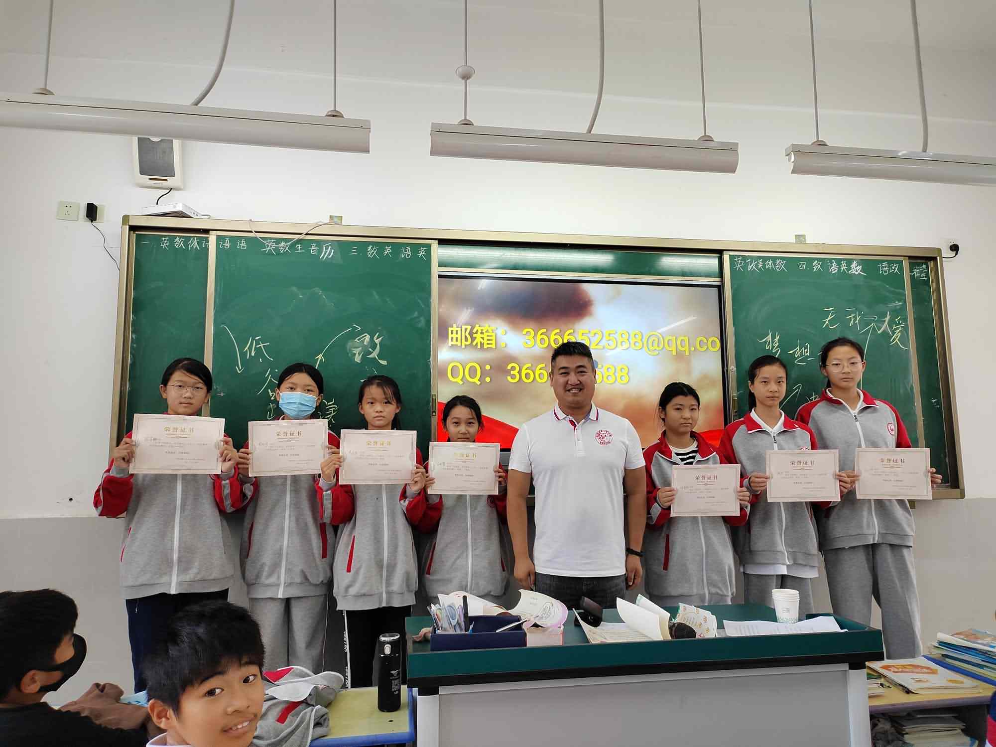 获奖同学合影5.jpg