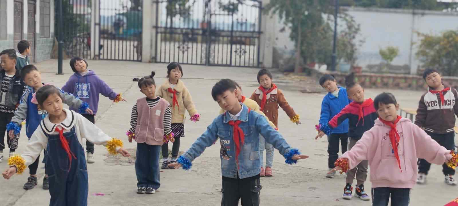 1孩子们表演中.jpg