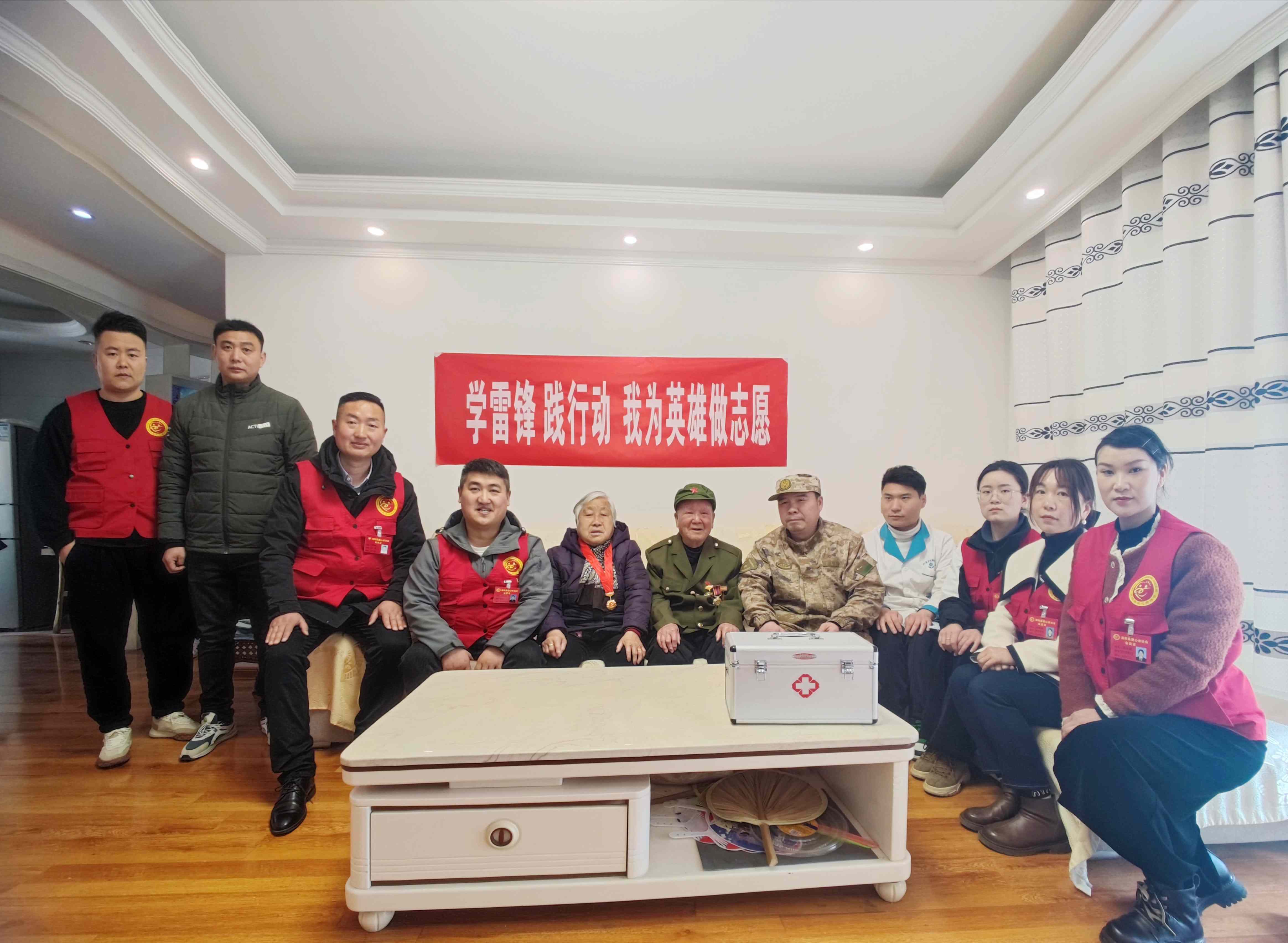 7与老英雄合影.jpg