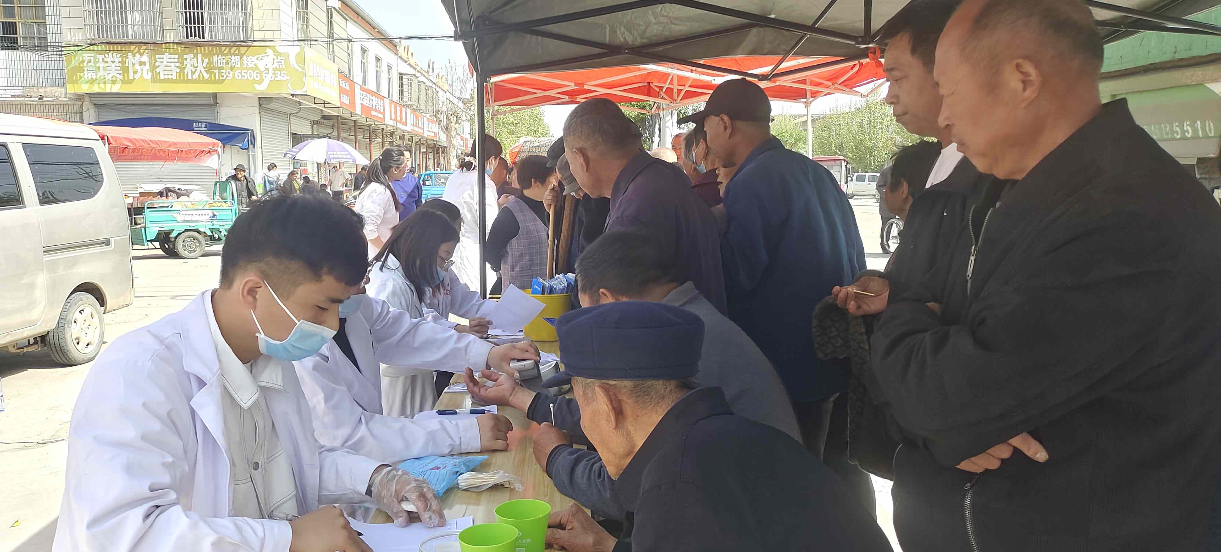 医护人员为居民检查2.jpg