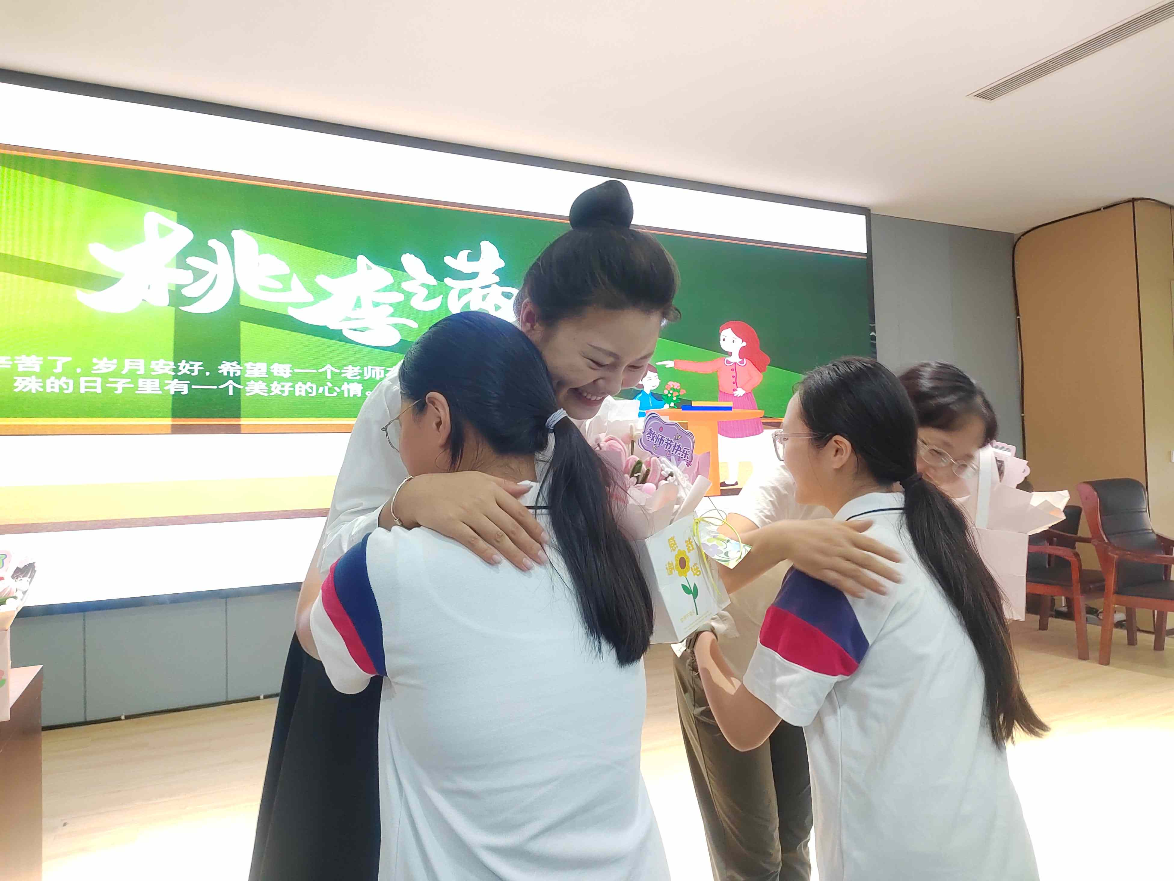 6、师生热情相拥.jpg