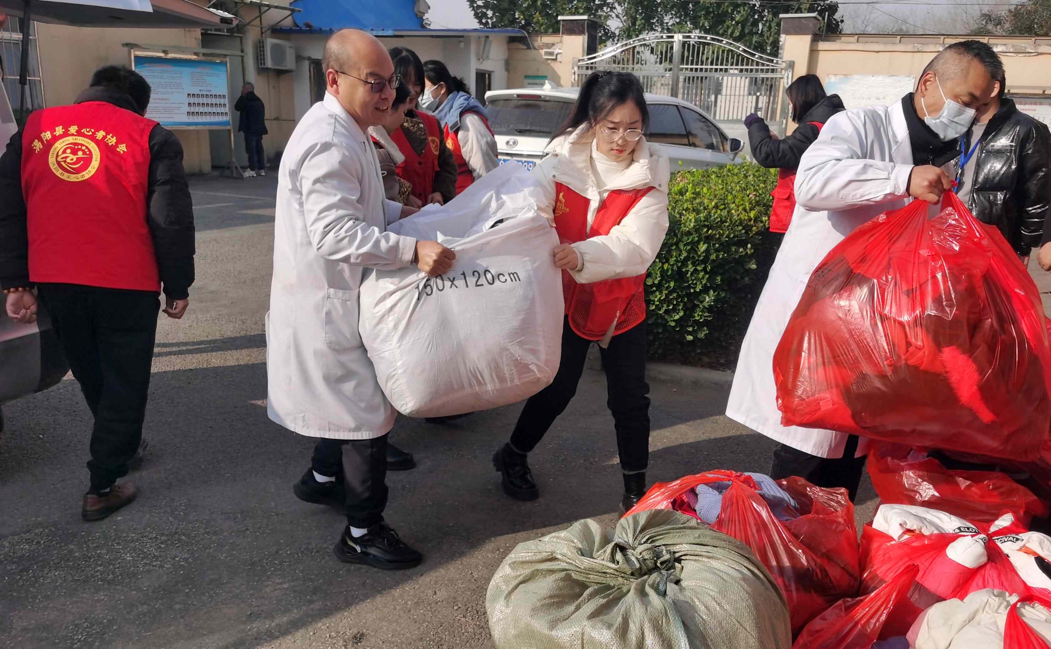 3.医护人员与志愿一同搬运物资中.jpg