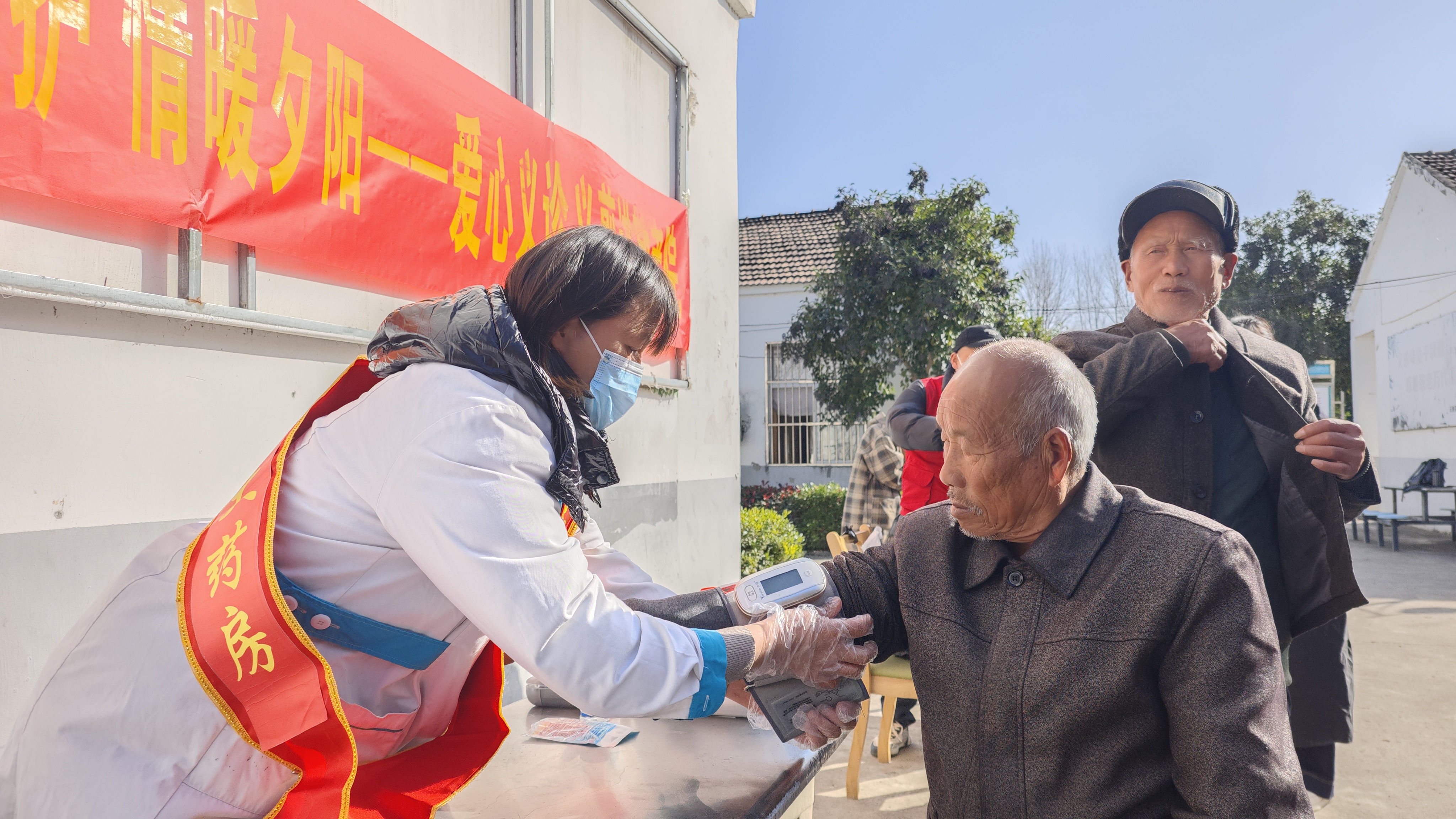 1志愿者为老人测血压.jpeg