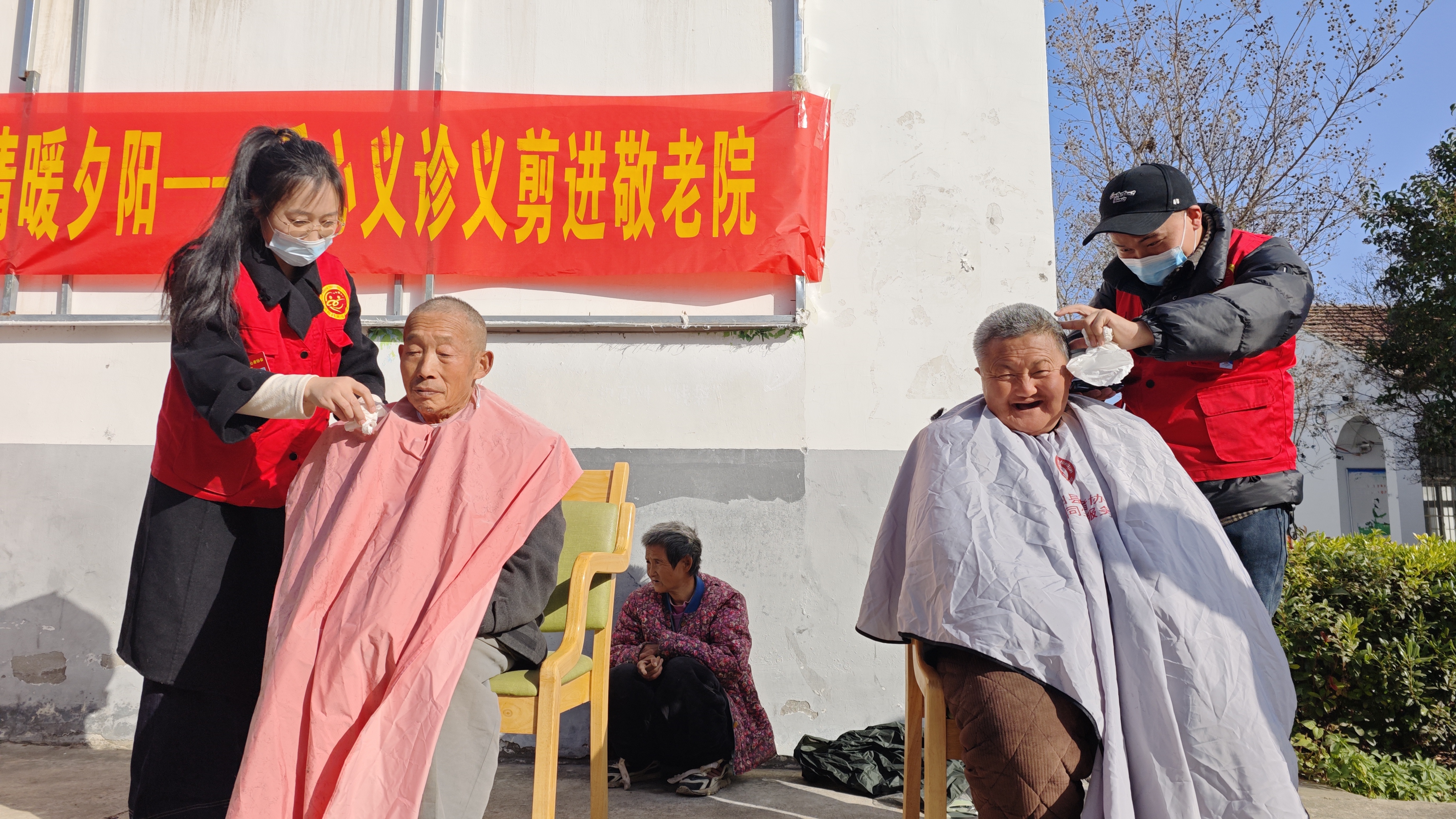 3志愿者为老人剪头发.jpeg