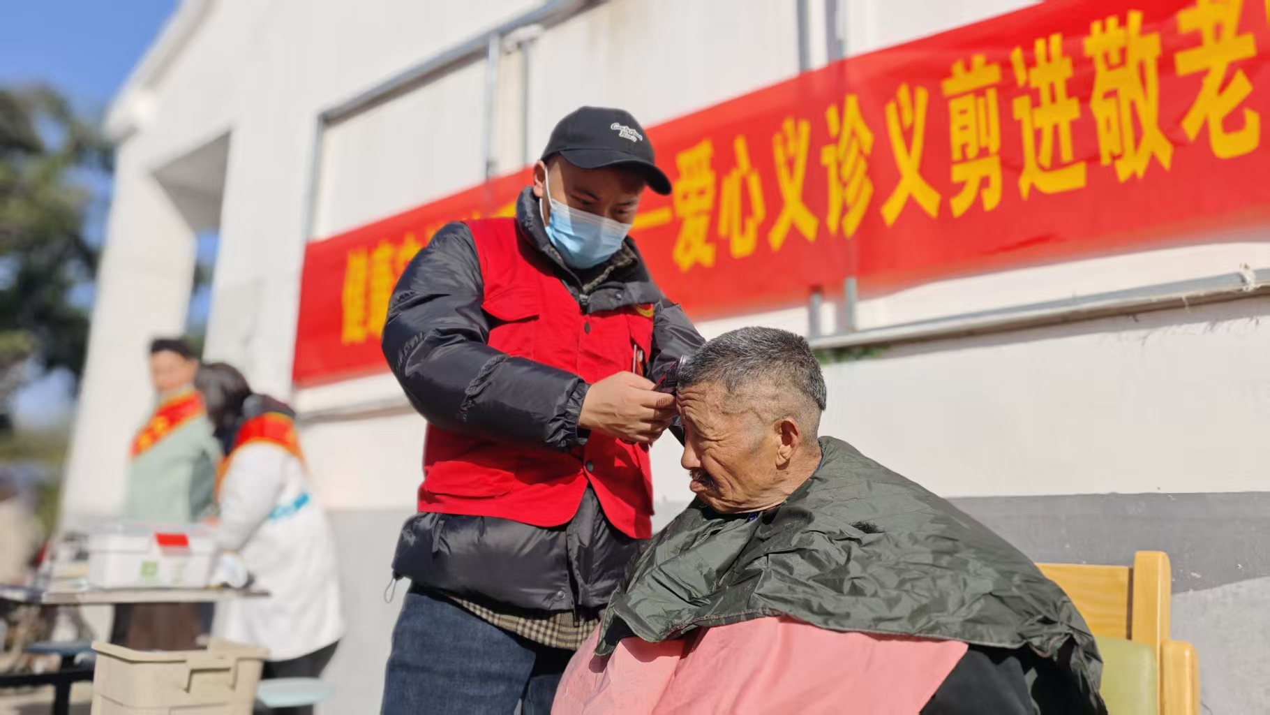 4细致理发显志愿温情.jpg
