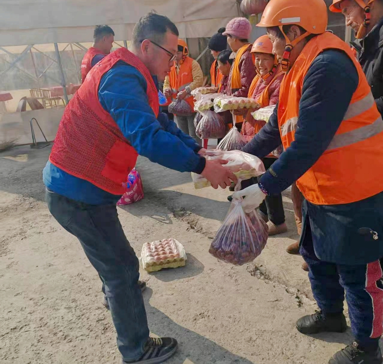 2为环卫工人发放物资.jpg