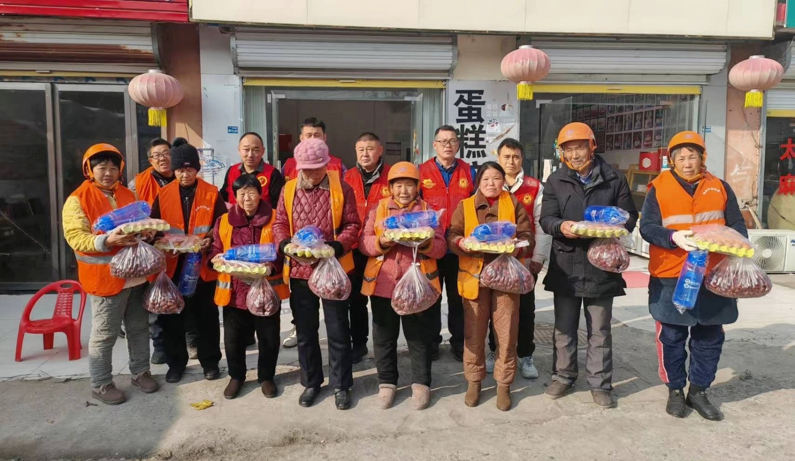 寒冬递暖意 温情润心田——涡阳爱心者协会临湖志愿服务队元旦慰问环卫工人