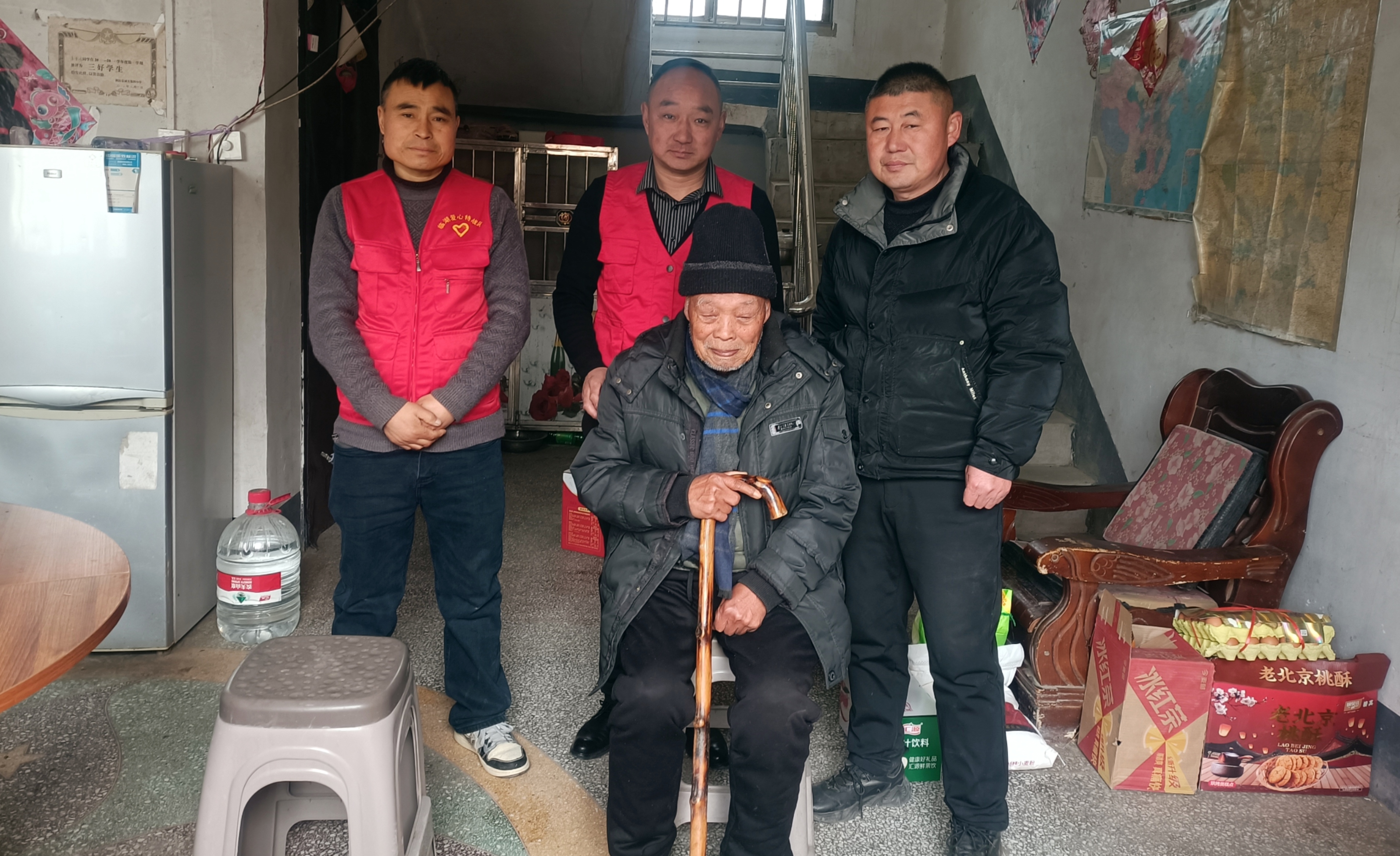 i_20260209200446738780.jpg 1志愿者与援越老兵合影.jpg