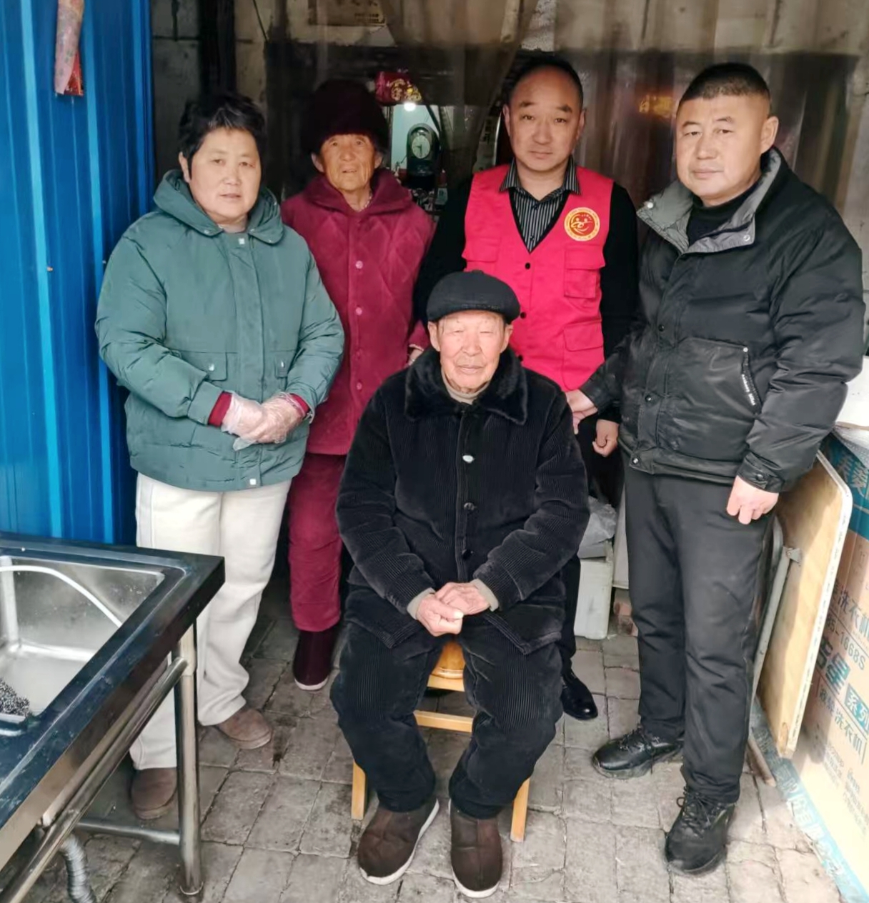 i_20260209200520352296.jpg 2志愿者与援越老兵合影.jpg