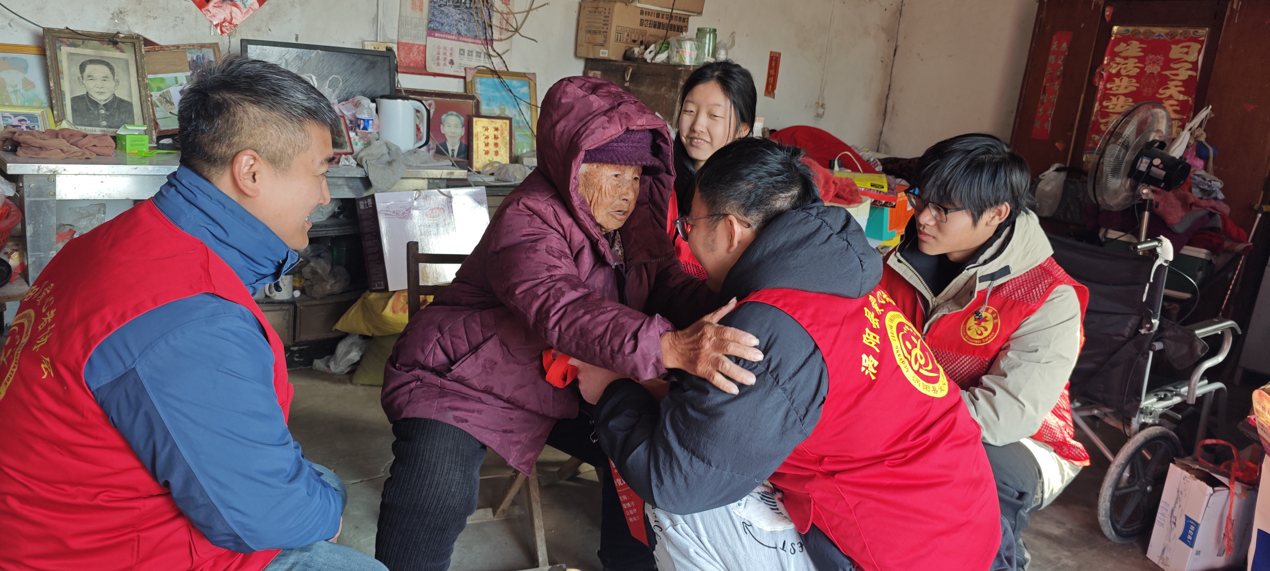 i_20260209203911839898.jpeg 1老兵遗孀抱着志愿者落泪.jpeg