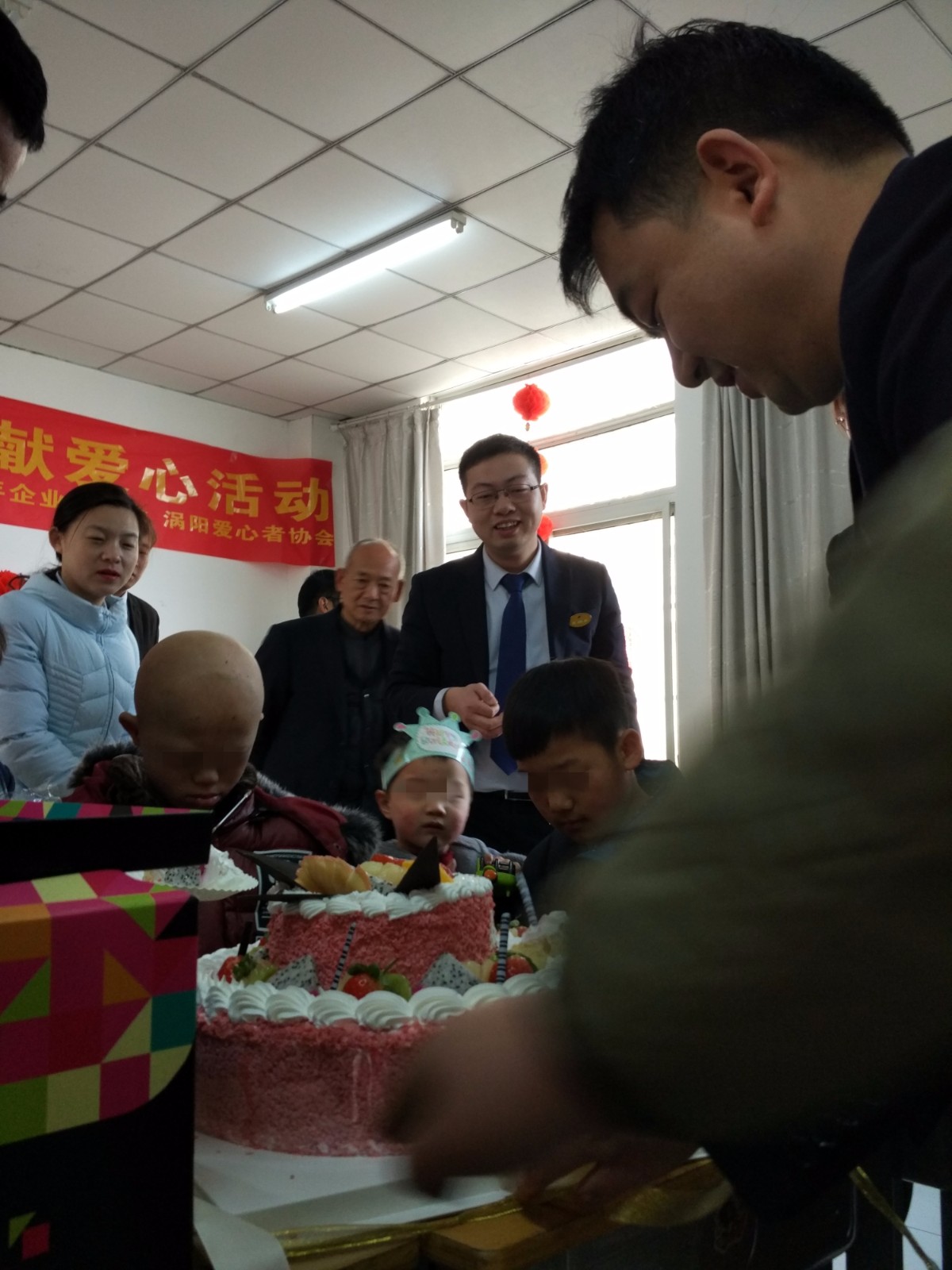 与孩子们分享蛋糕美味.jpg