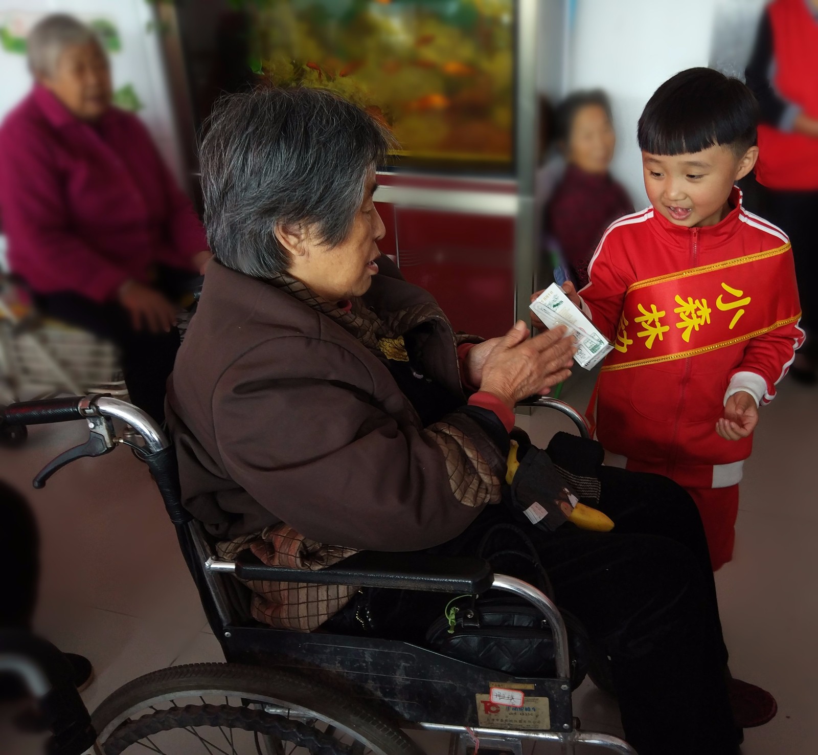 孩子在为老人送礼物_副本.jpg