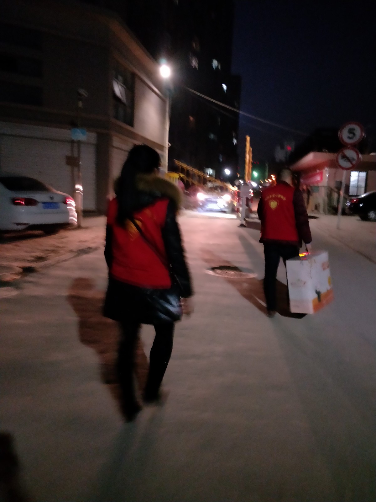 天黑了 慰问行进中.jpg