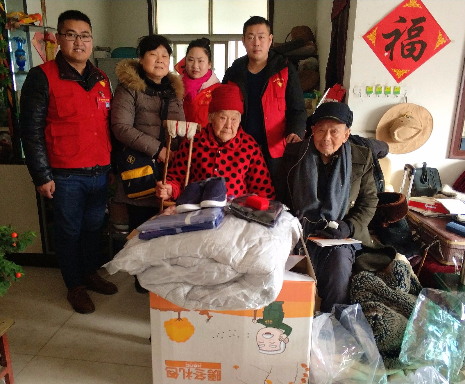 跟抗战老兵合影.jpg