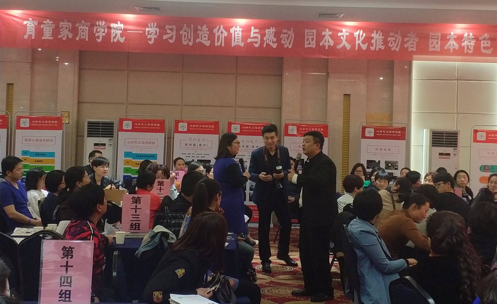 王老师与学员互动_副本.jpg