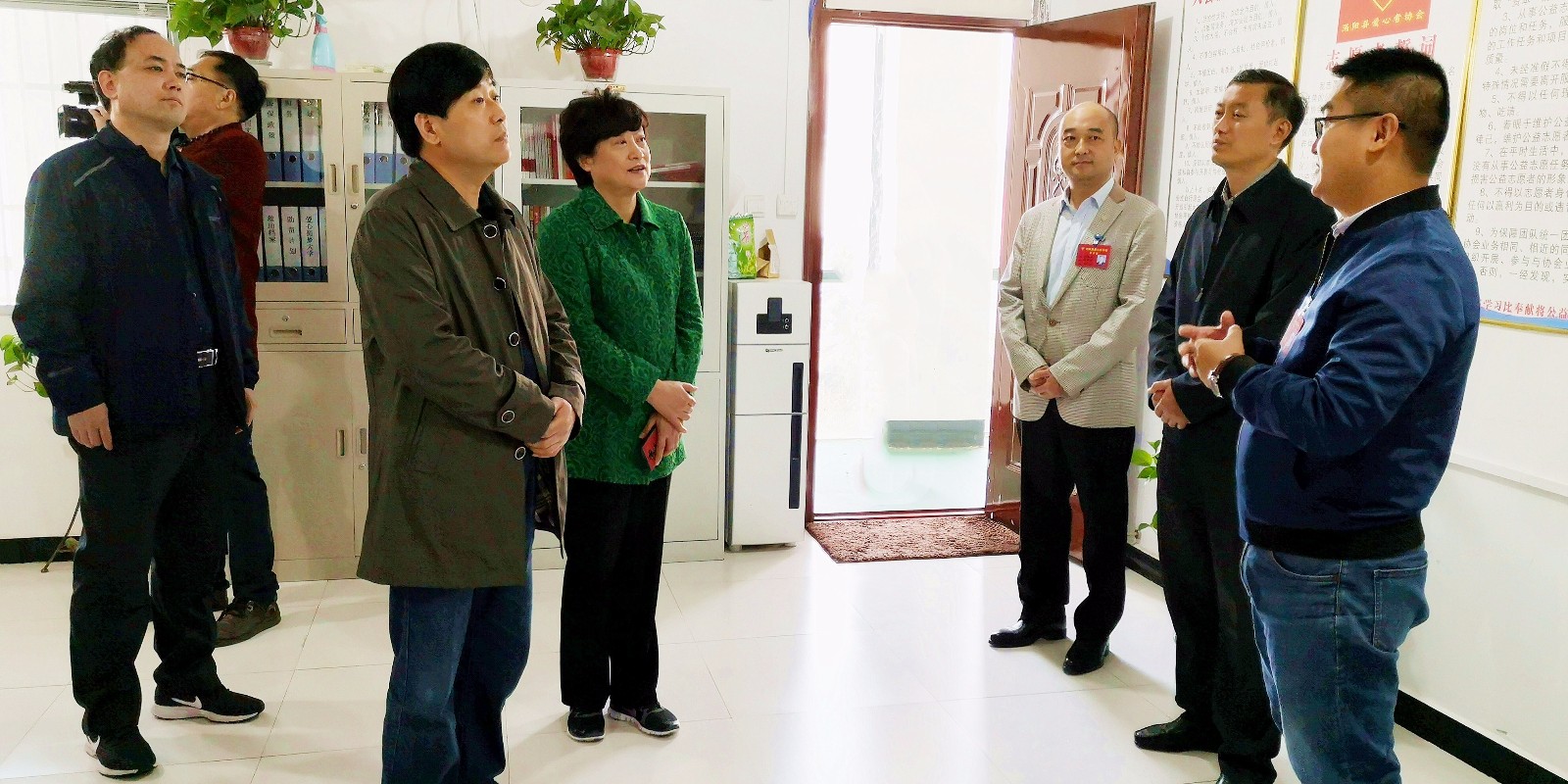 尹冬冬会长向领导介绍协会工作_副本.jpg