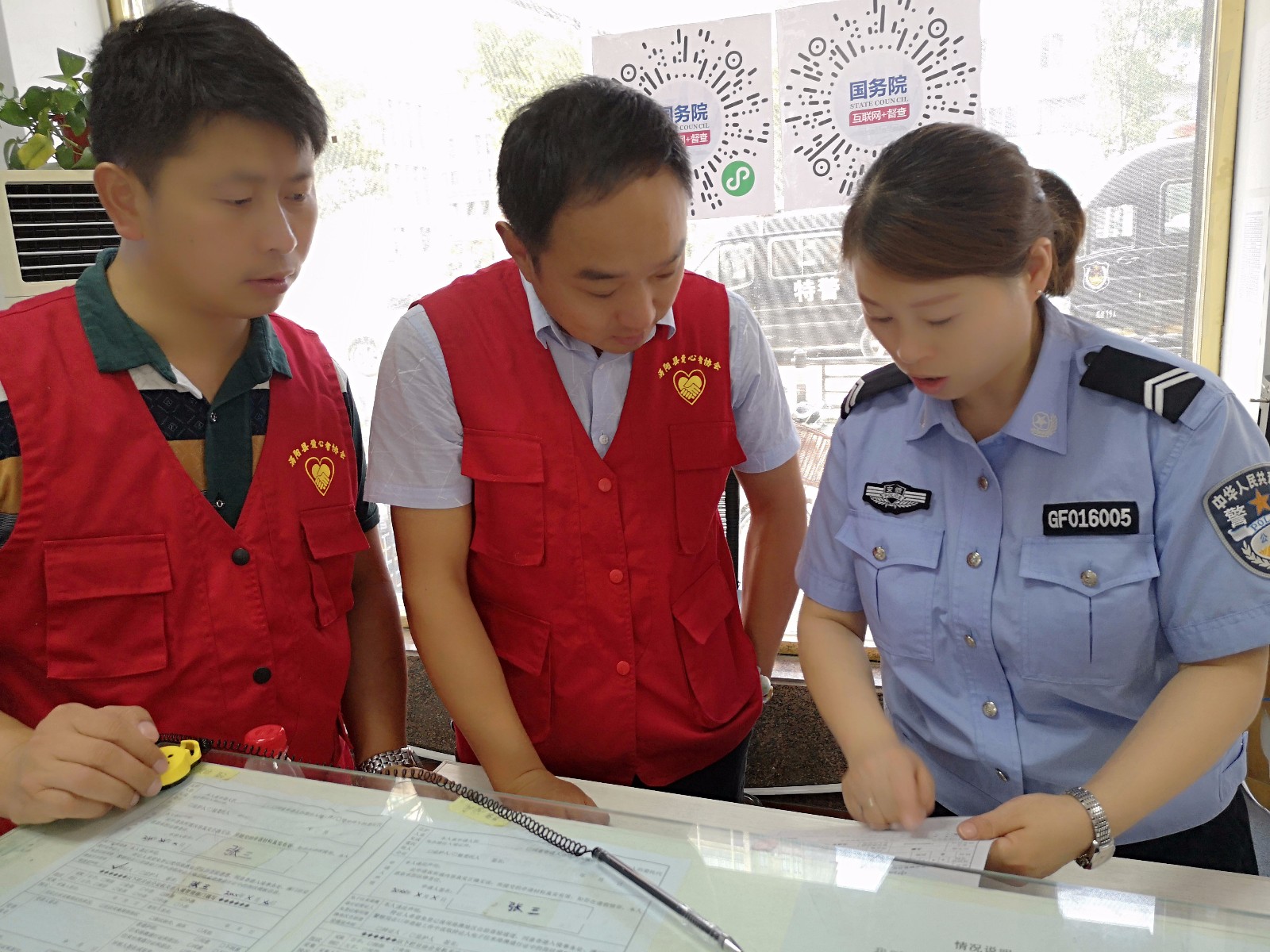 2志愿者与民警交流工作_副本.jpg