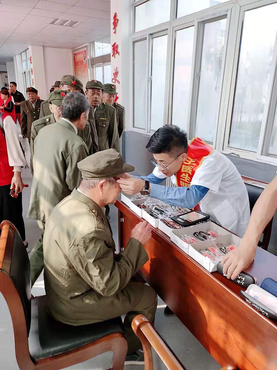 1为老兵们检查视力.jpg