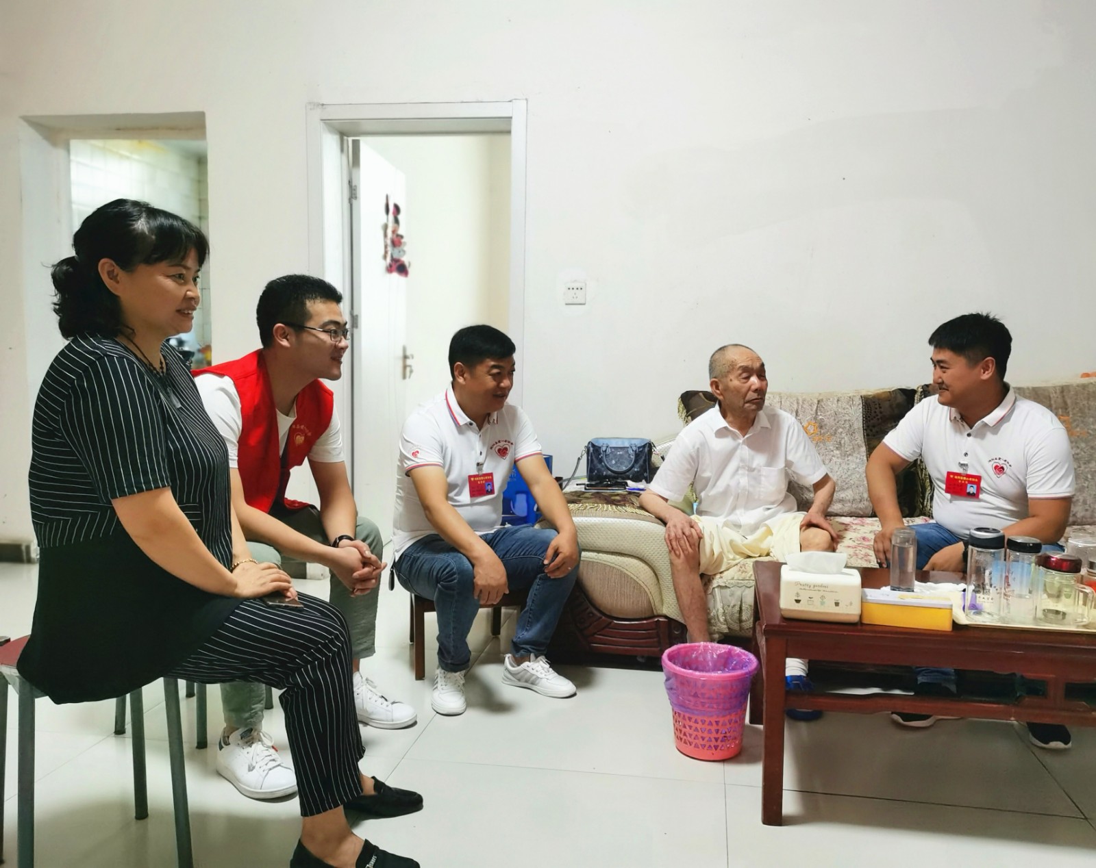 1大家听老人讲他曾经的故事_副本.jpg