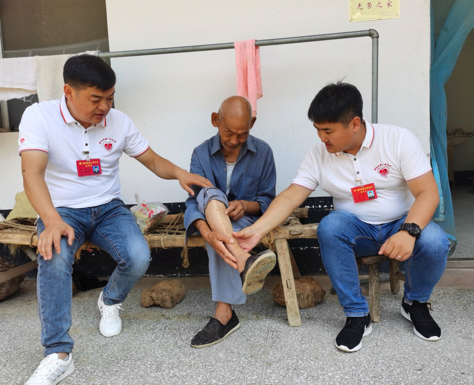 2老人为志愿者展示他负伤的双腿_副本.jpg