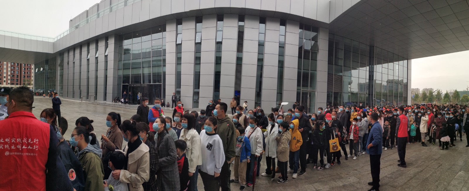 1活动现场人山人海.jpg