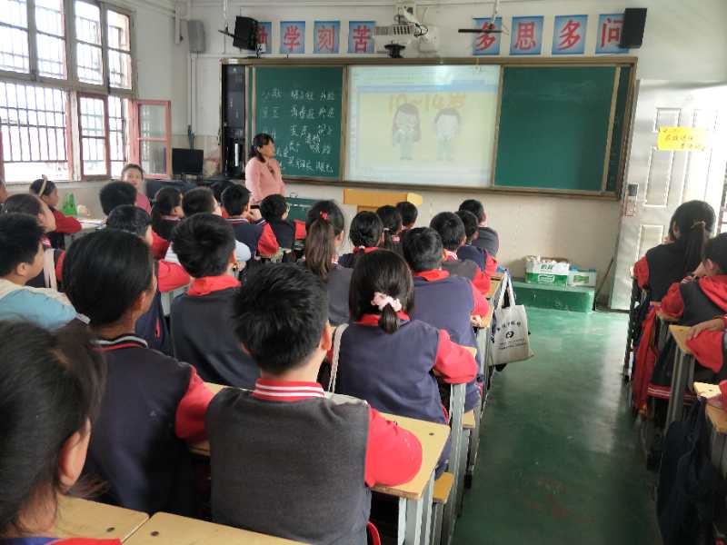 志愿者在认真讲授1.jpg
