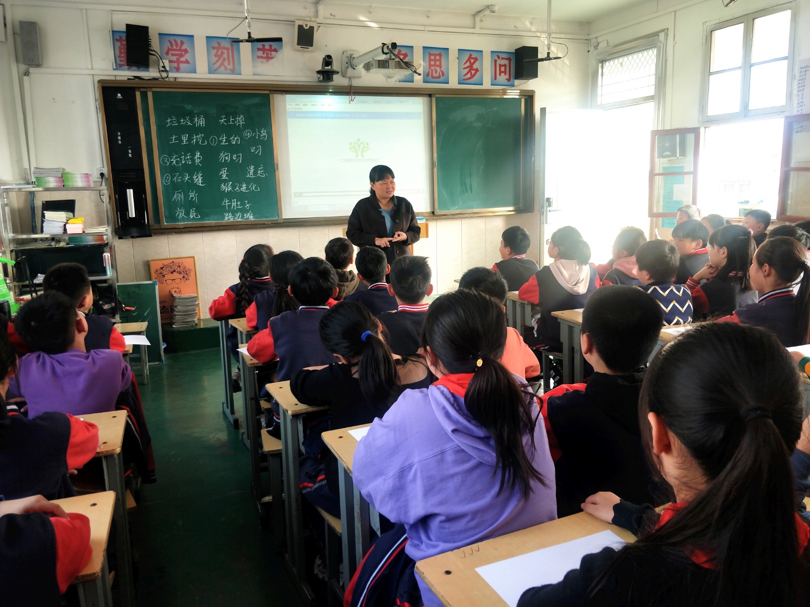 1老师在认真讲课.jpg