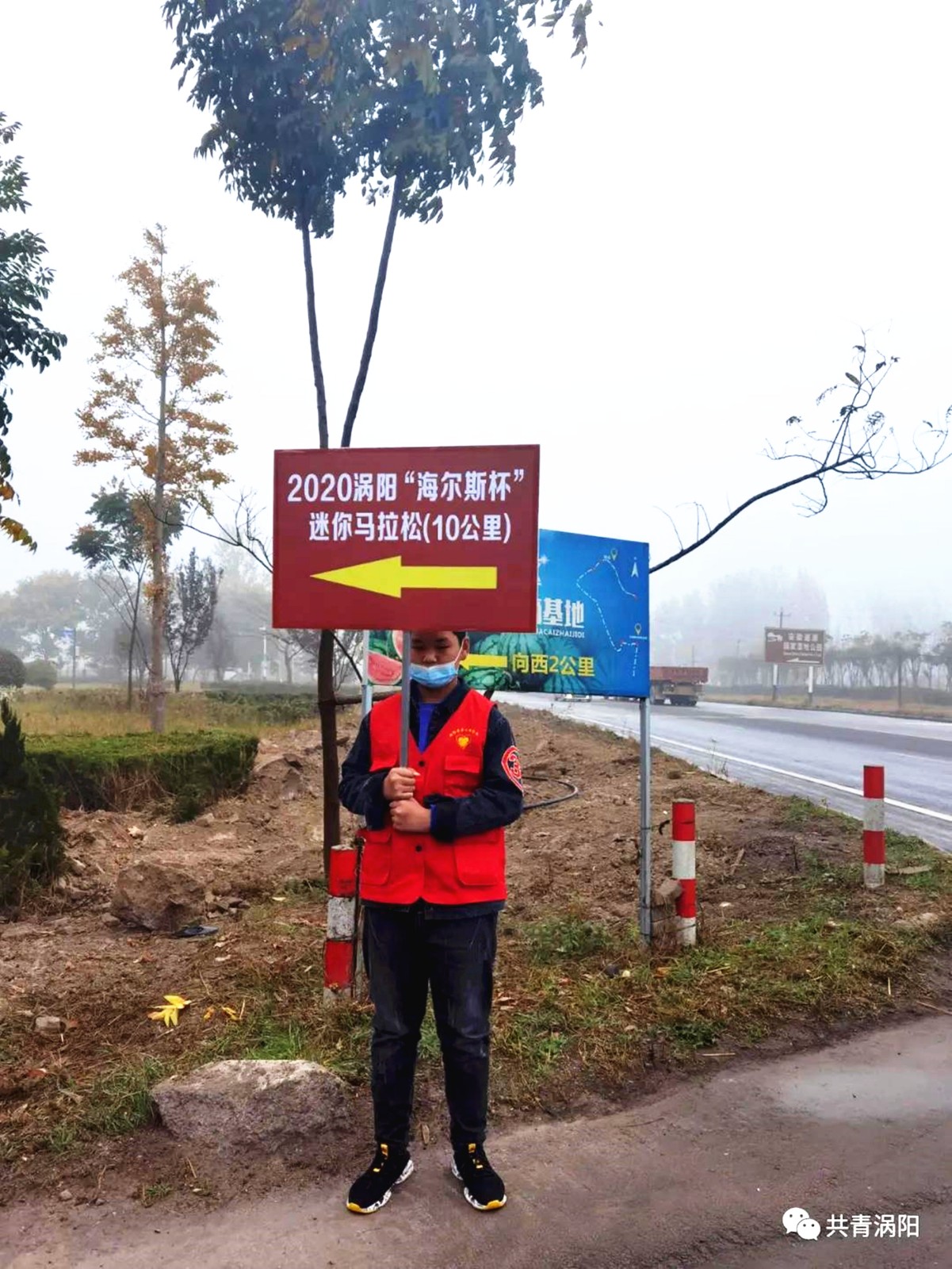 2志愿者为参赛选手指引方向.jpg