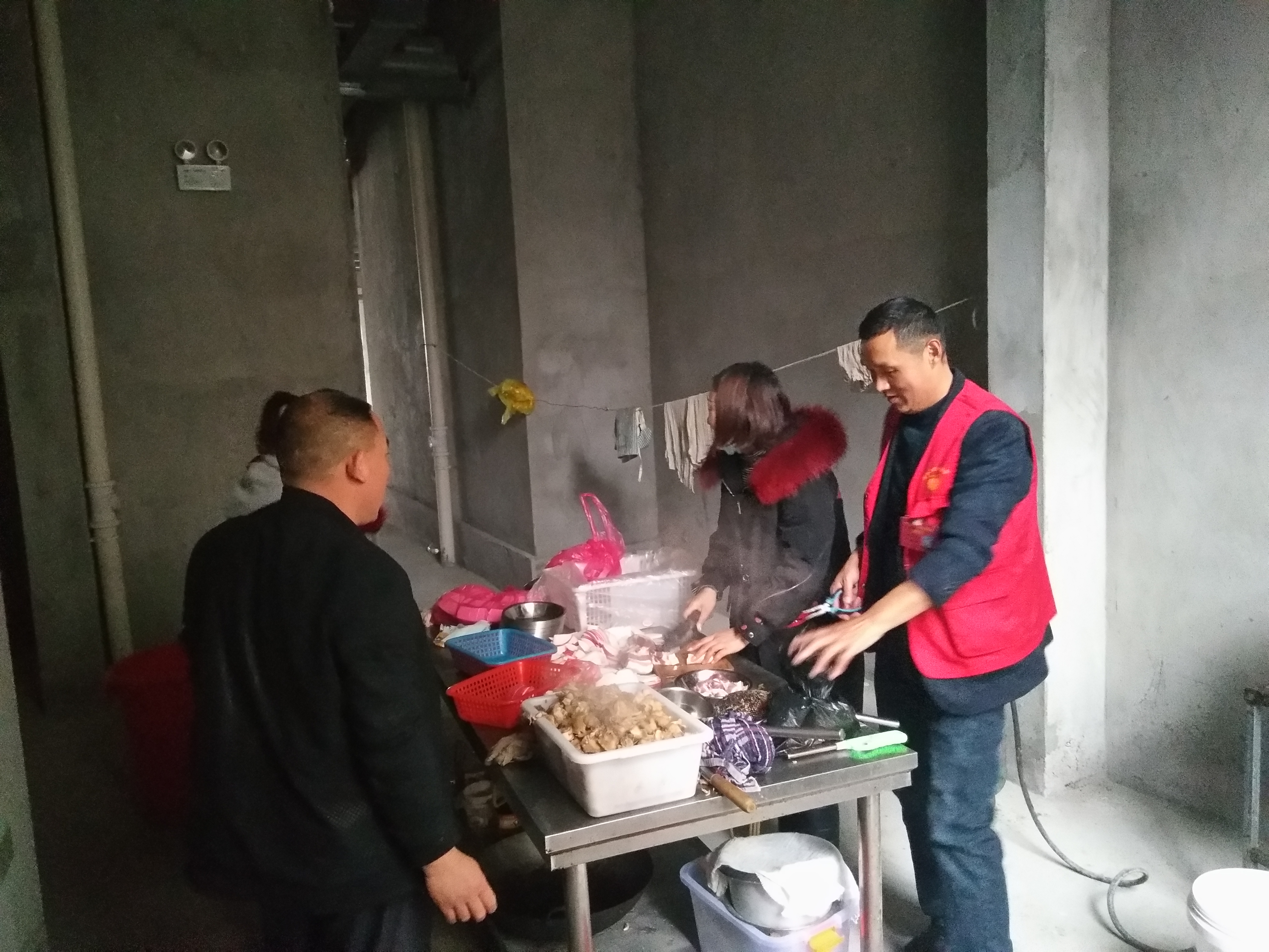 志愿者在准备午餐.jpg