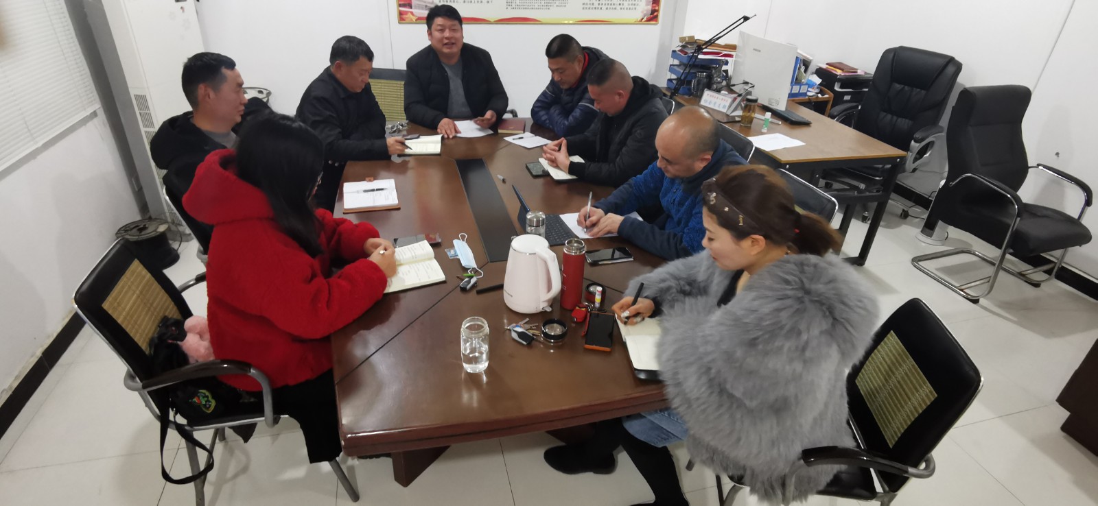 参会成员认真做会议记录.jpg