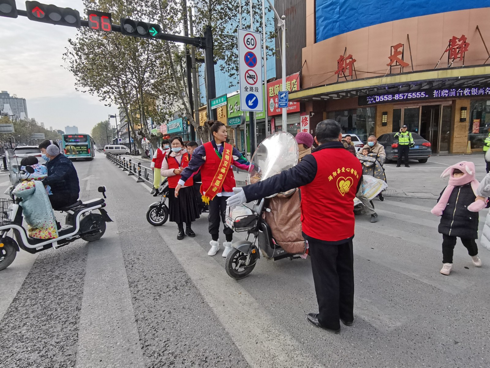 协助交警指挥交通3.jpg