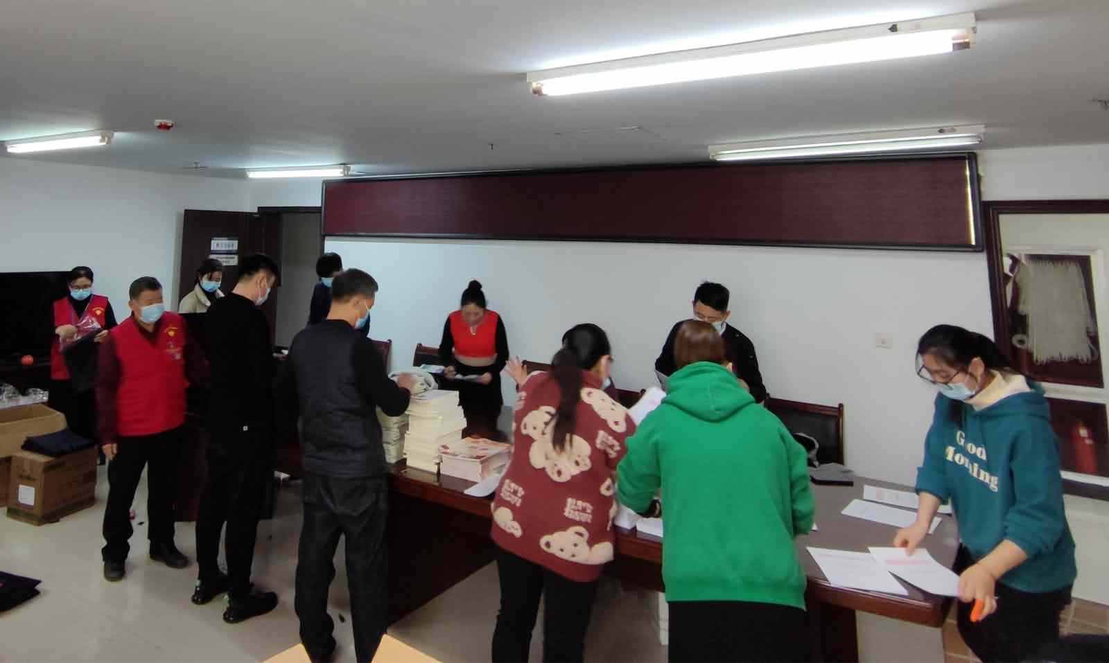 1大家在忙碌中.jpg