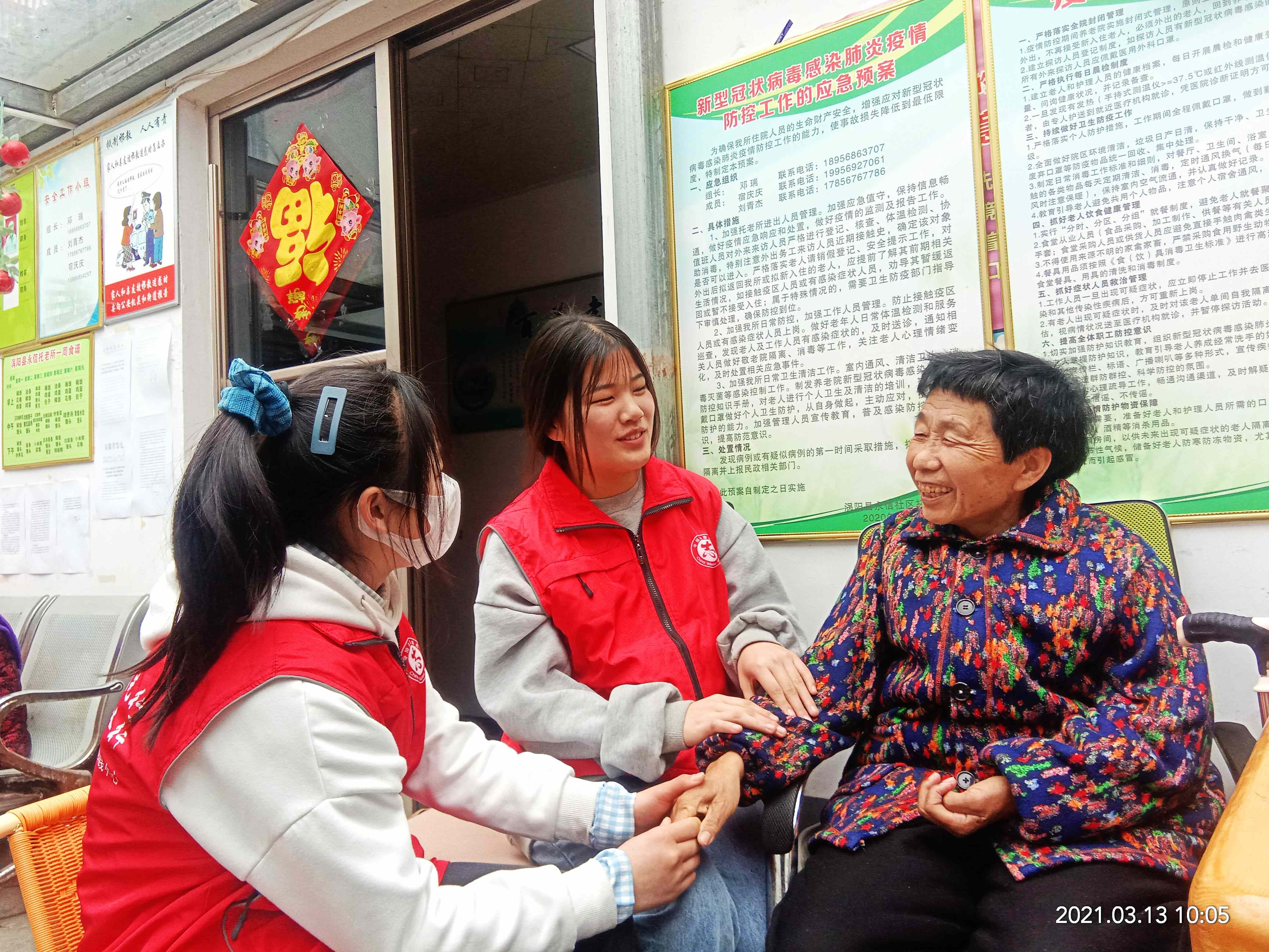 孩子们与老人聊天.jpg