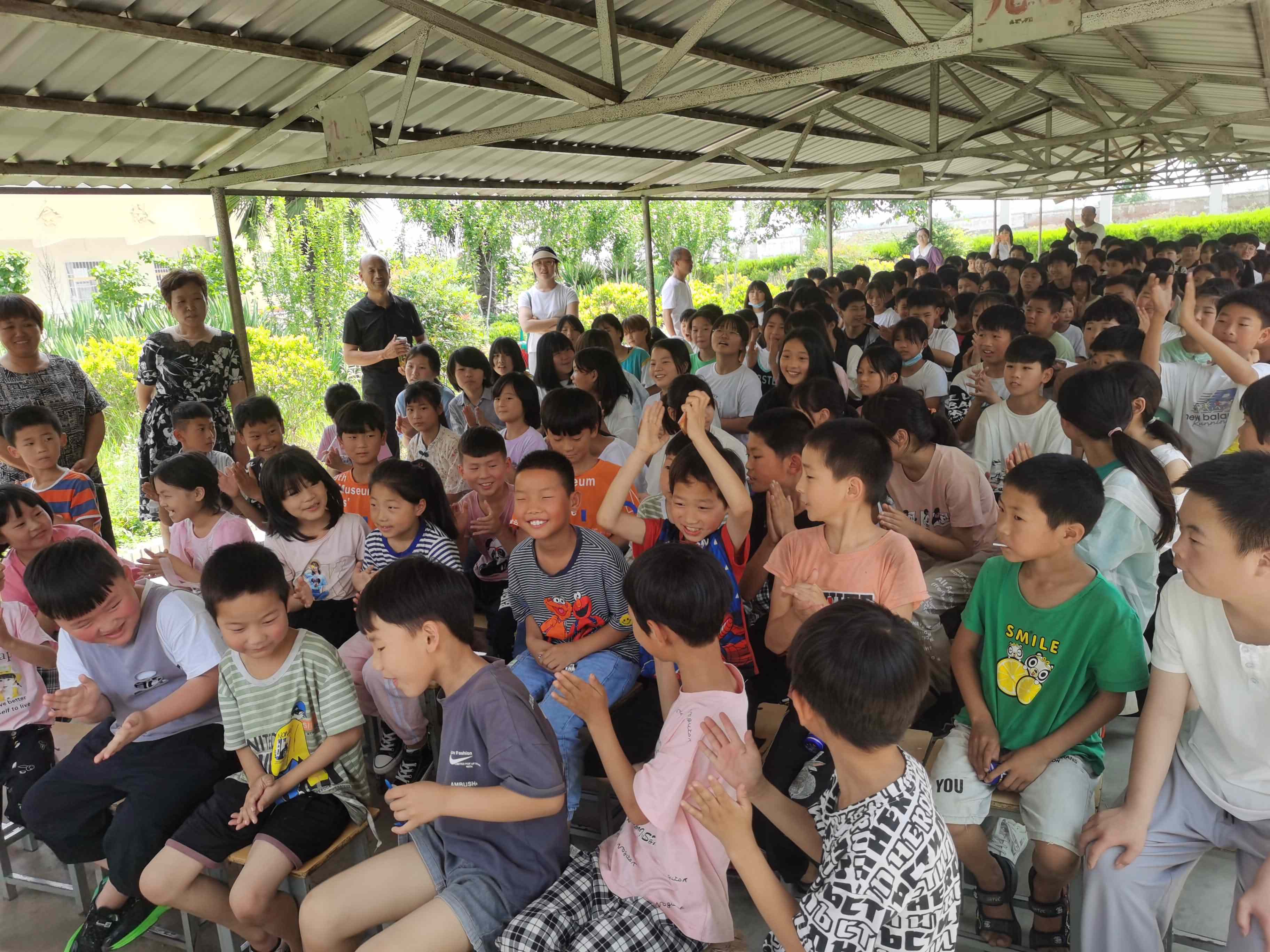 2孩子们积极学习.jpg