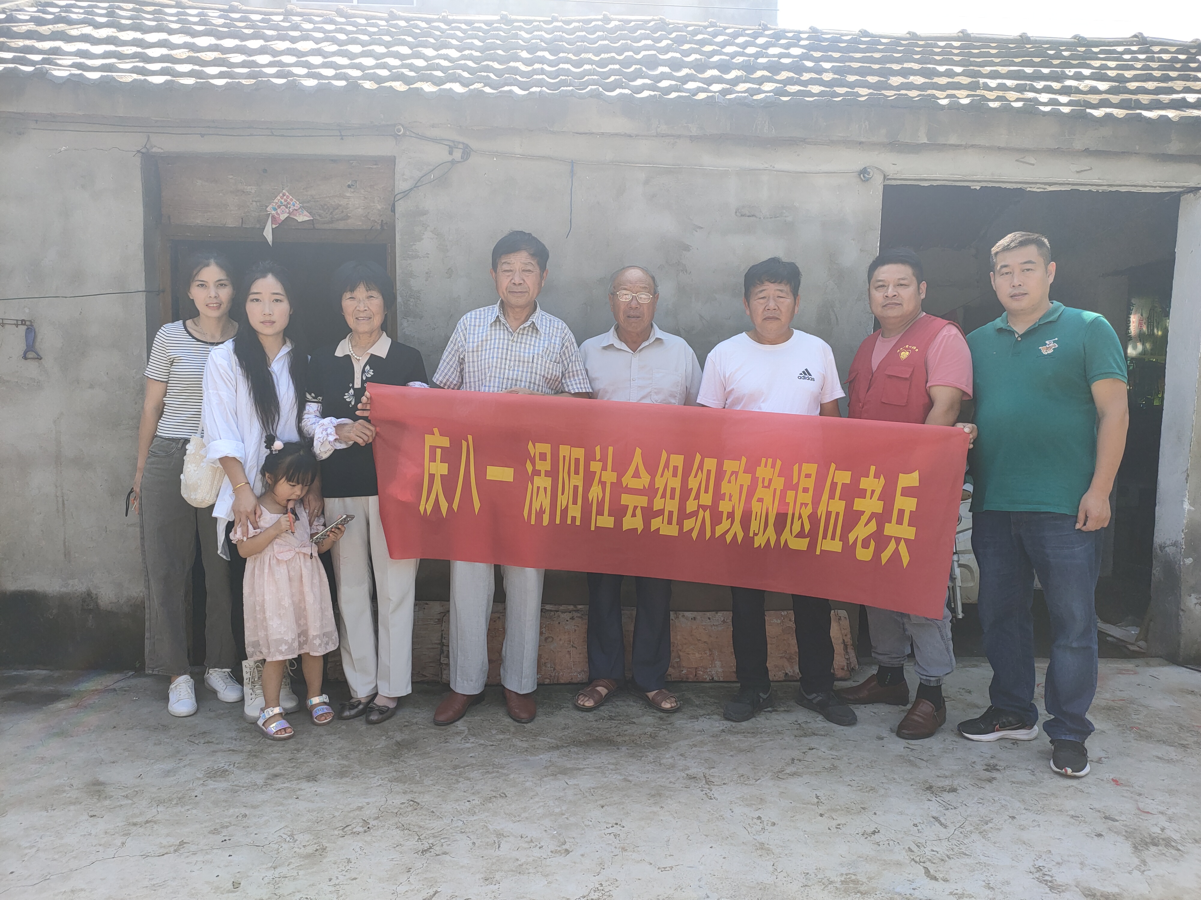 志愿者与老兵合影（1）.jpg