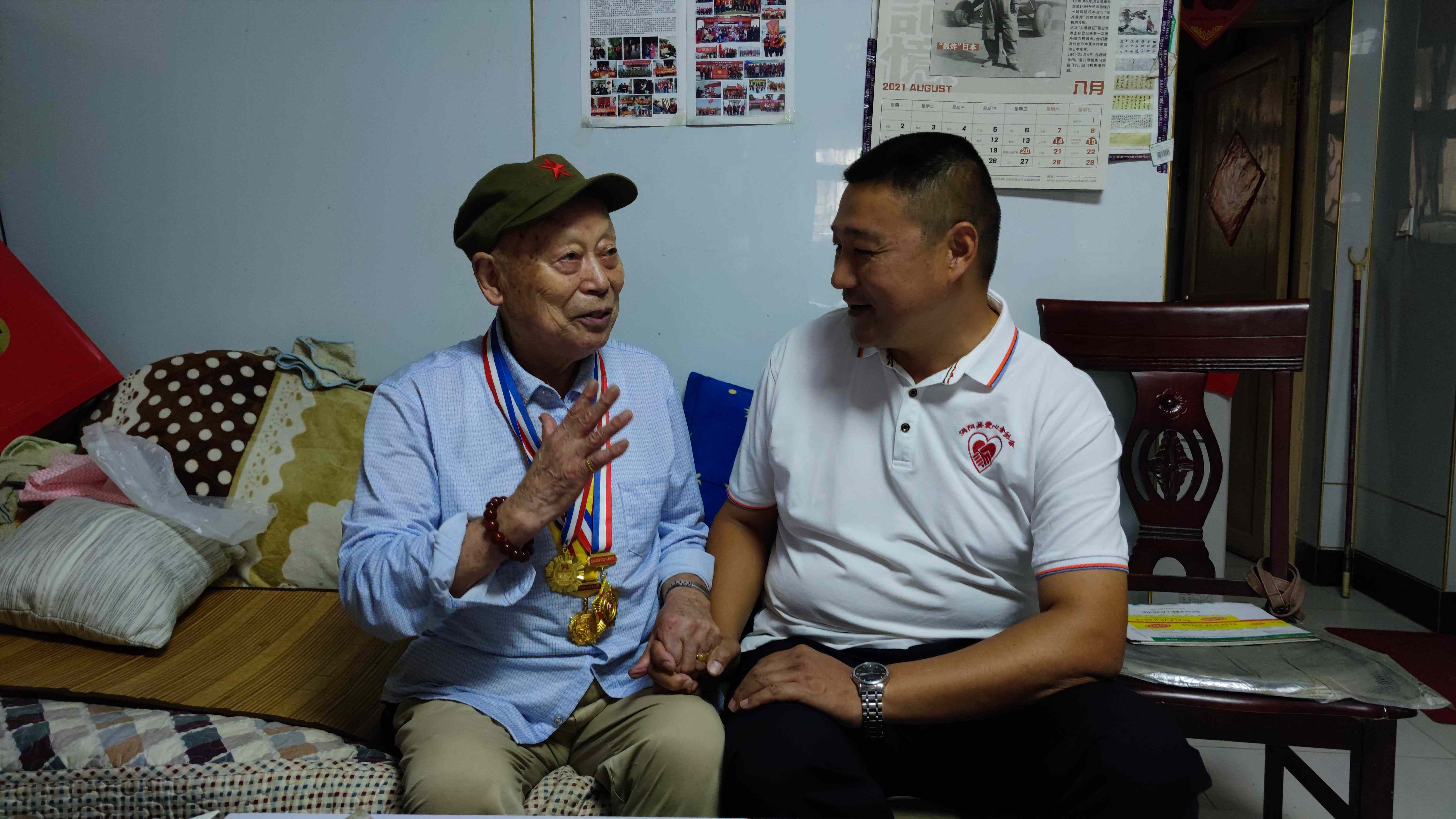 2抗战老兵跟志愿者叙说往事.jpg
