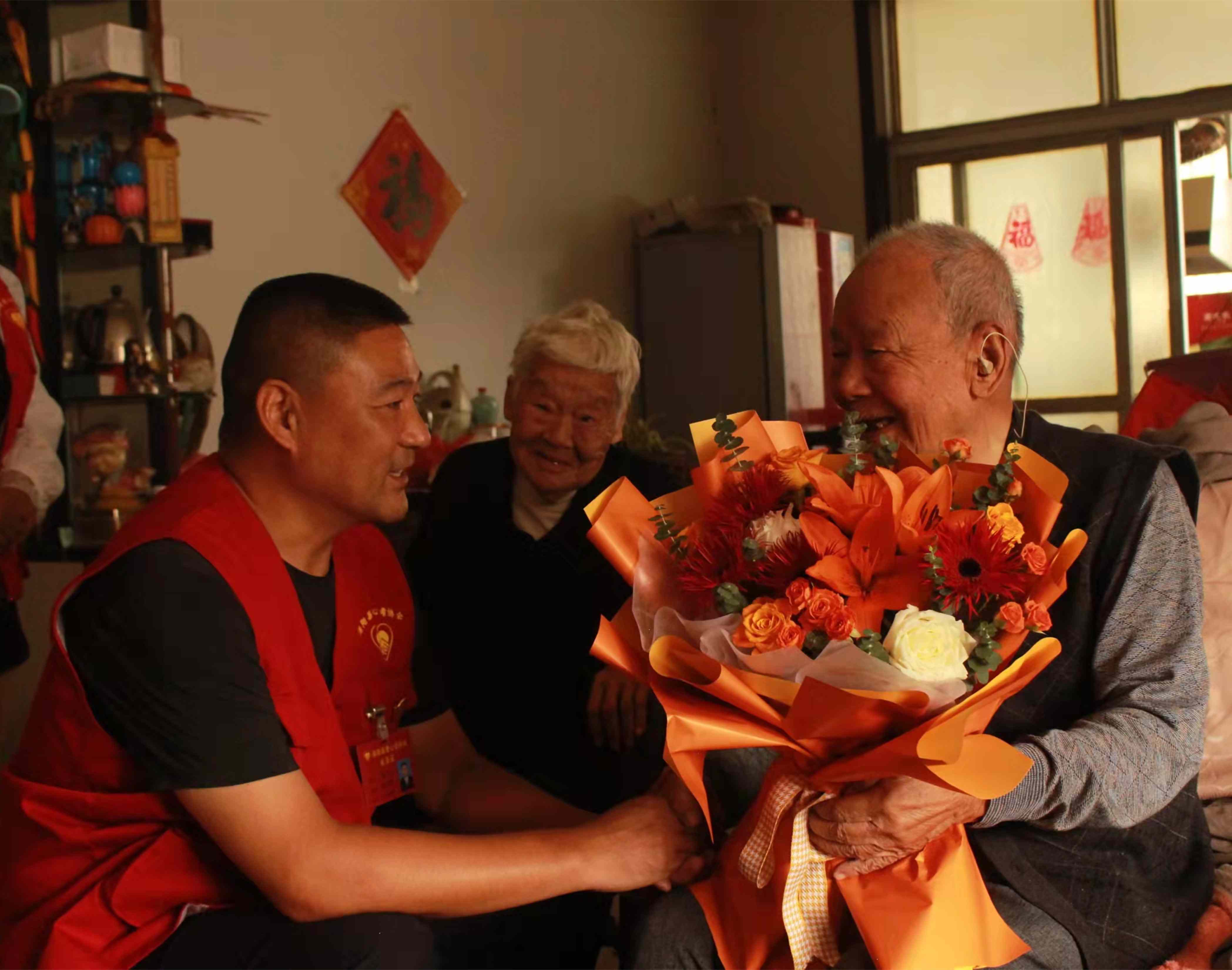 1为老人献上鲜花.jpg