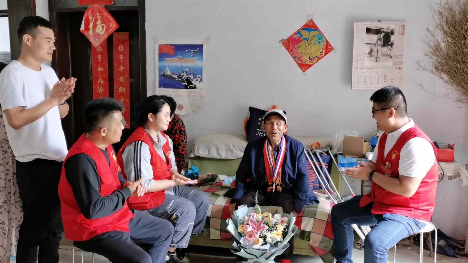 2老人在唱军歌.jpg