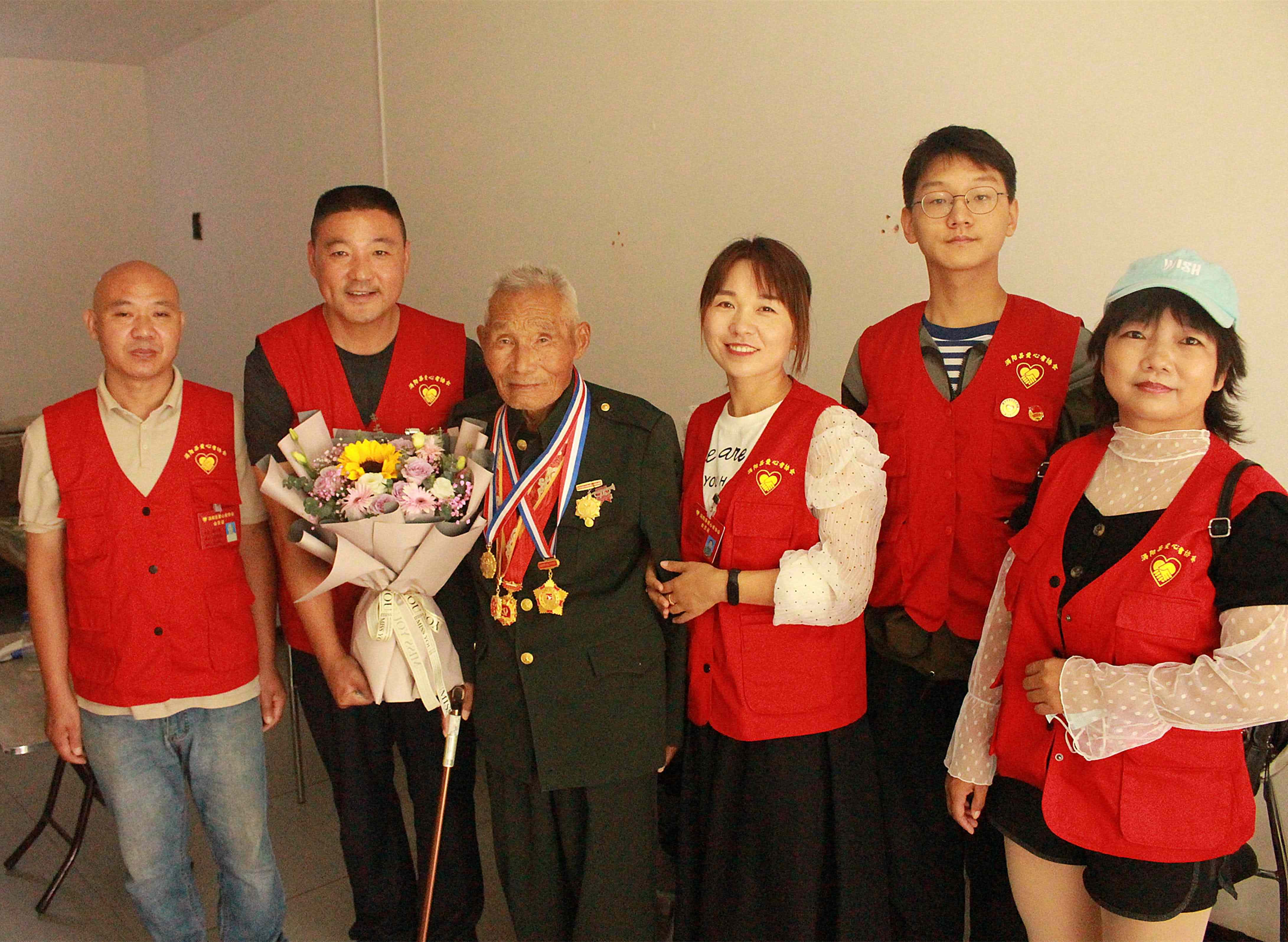 3与段飞老人合影.jpg