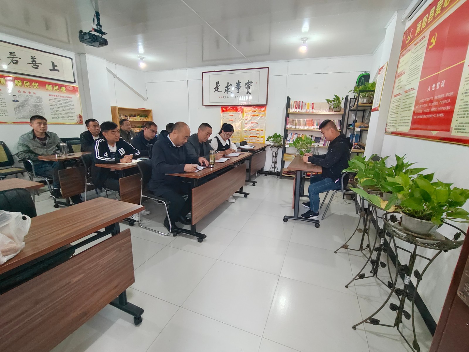 会议进行中.jpg