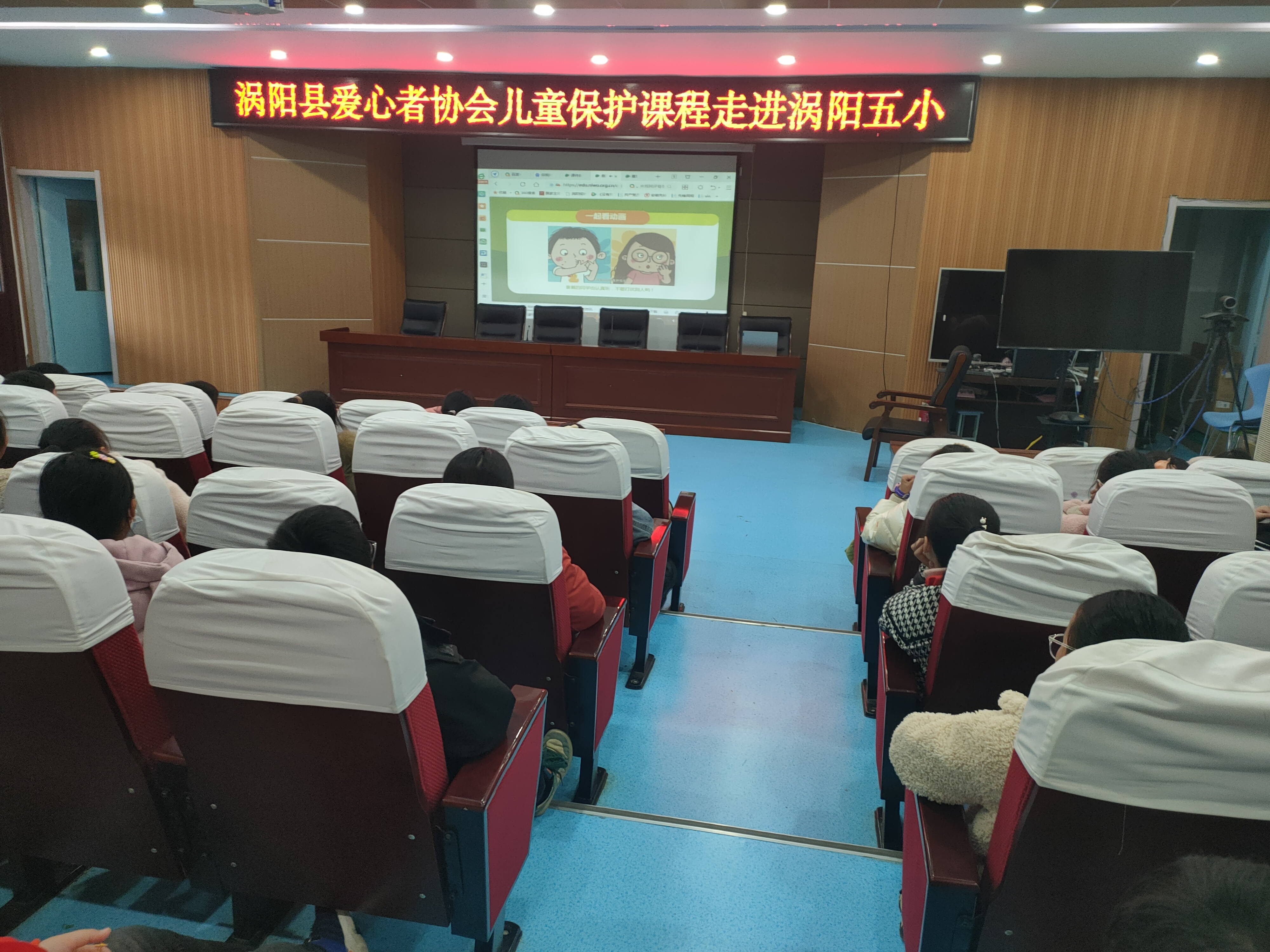 学生在听老师讲解课件.jpg